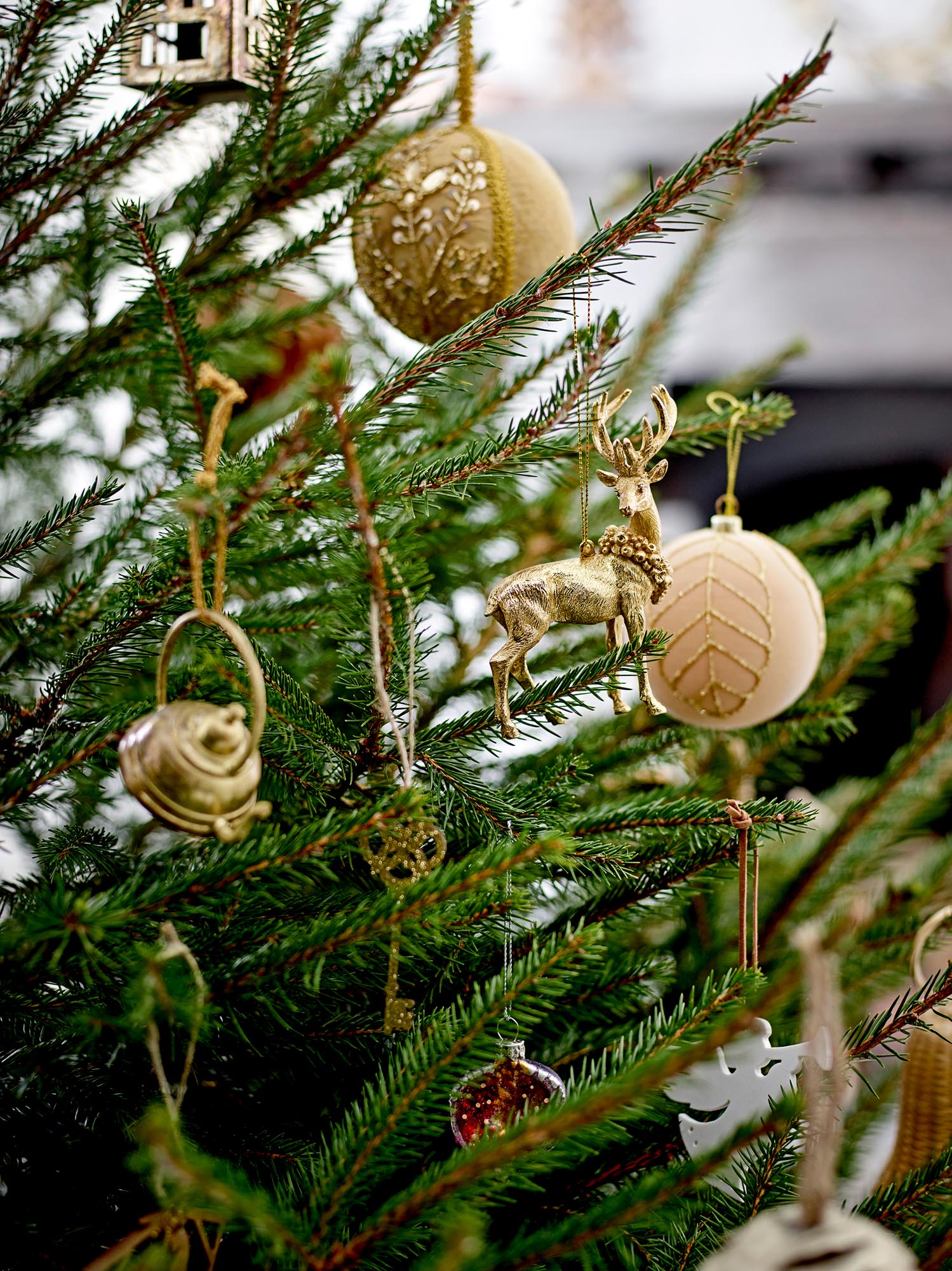 Lisia Ornament, Weiá, Steingut in White präsentiert im Onlineshop von KAQTU Design AG. Weihnachtszubehör ist von Bloomingville