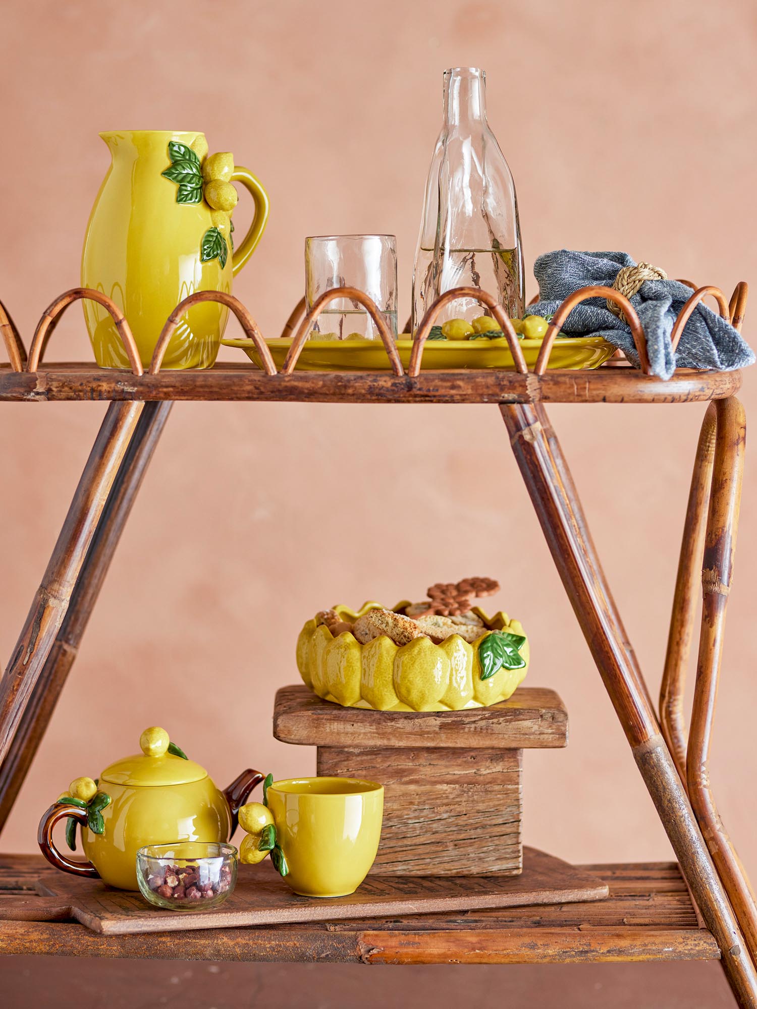 Limone Teekanne, Gelb, Steingut in Yellow präsentiert im Onlineshop von KAQTU Design AG. Kanne ist von Bloomingville