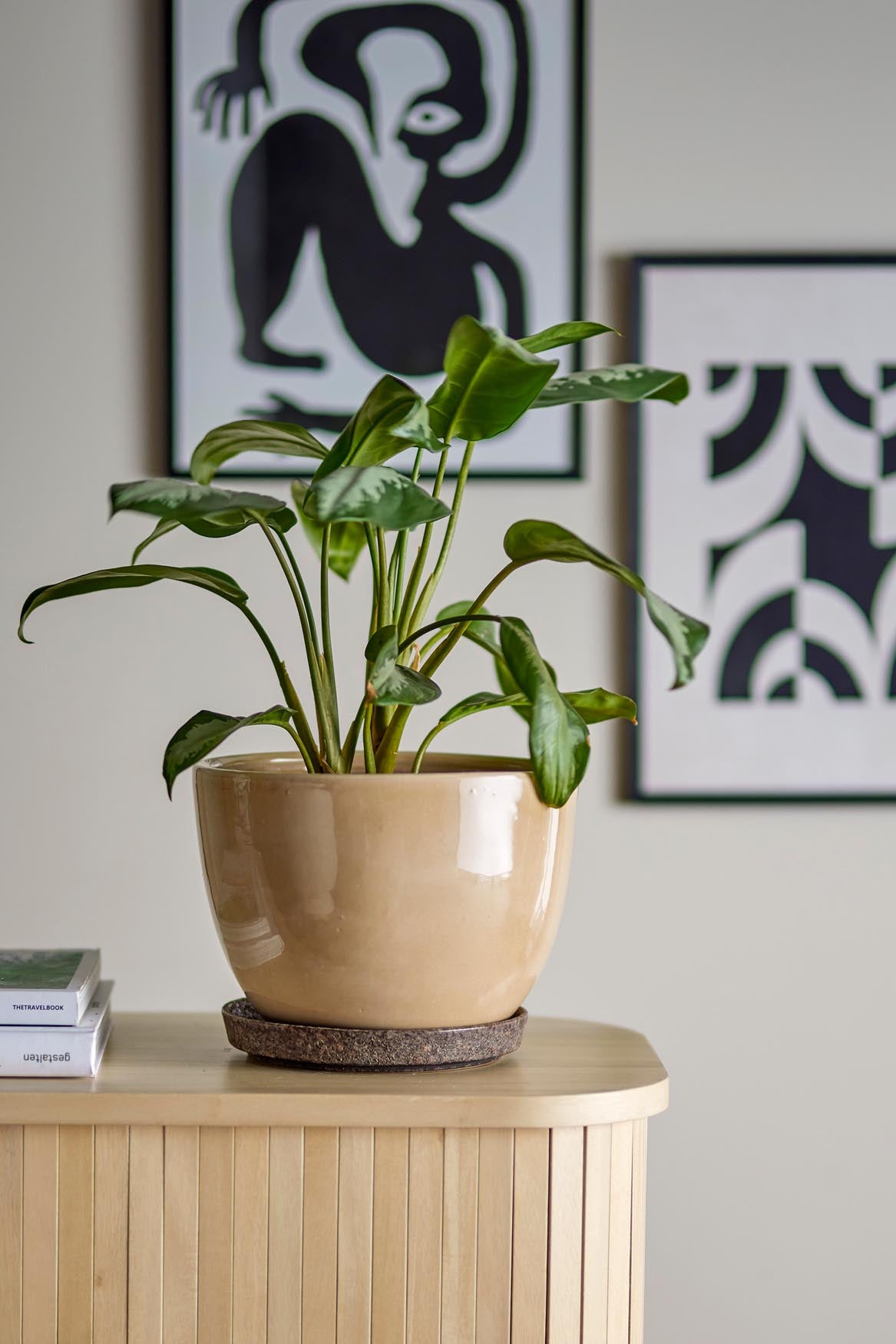 Stilvoller Blumentopf aus braunem Steingut von Bloomingville, ideal für kreative Pflanzenarrangements und jeden Einrichtungsstil.