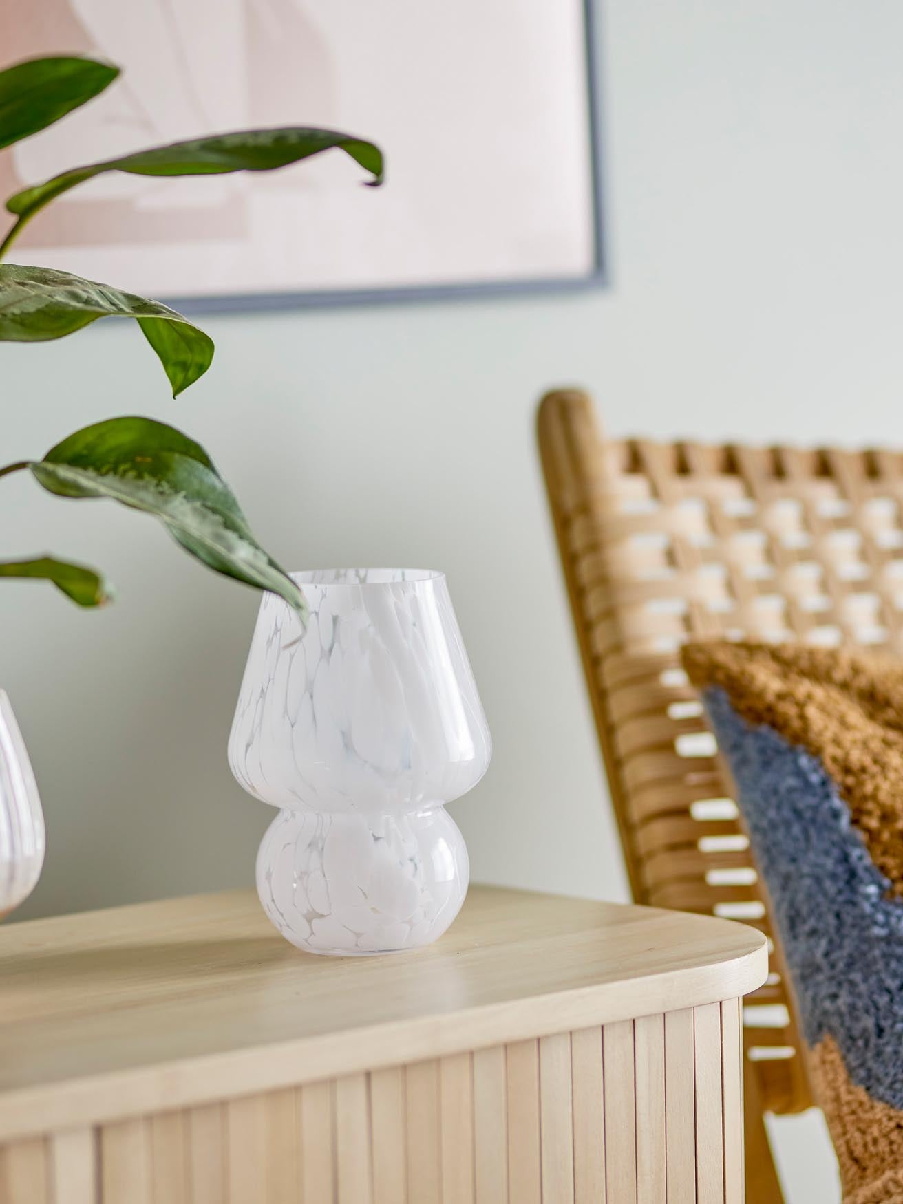 Elegante Halim Vase aus hochwertigem Glas von Bloomingville, ideal für kreative Dekoration und stilvolle Akzente in jedem Raum.
