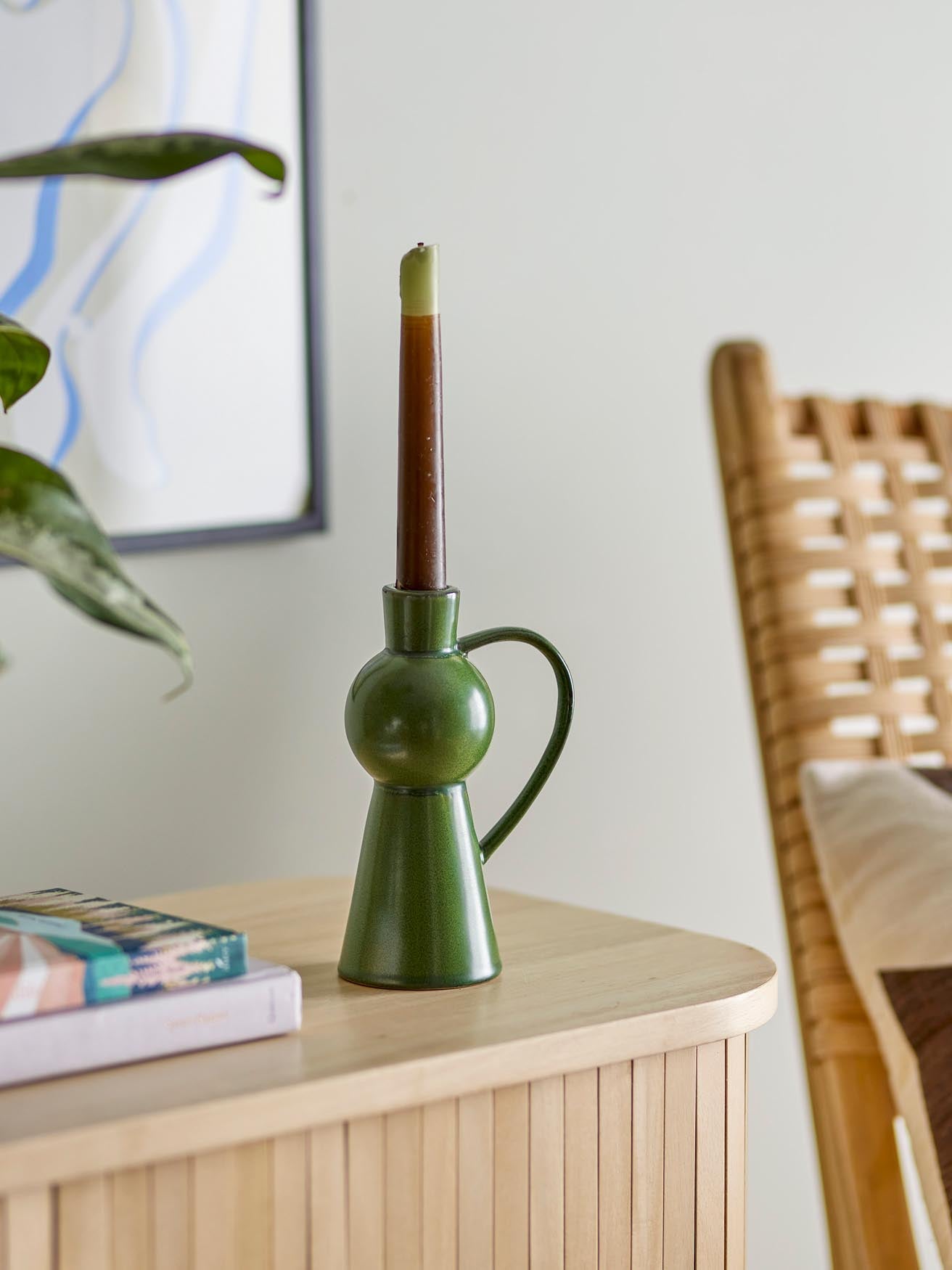 Der Fija Kerzenhalter aus grünem Steingut von Bloomingville verleiht Ihrem Zuhause eine charmante und moderne Note.