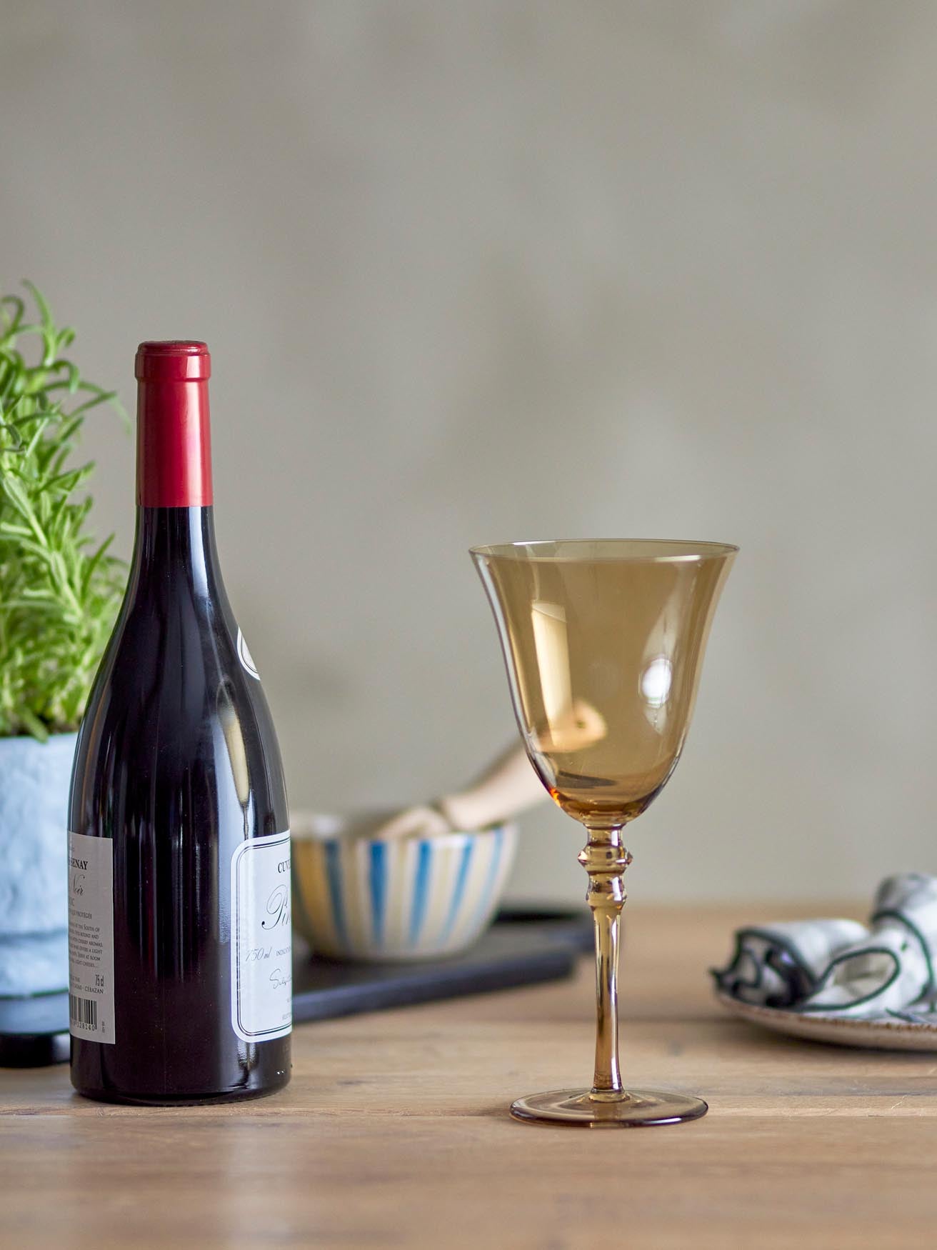 Elegantes Viaja Weinglas aus braunem Glas von Bloomingville, ideal für stilvolle Tischdekoration und genussvolle Momente.