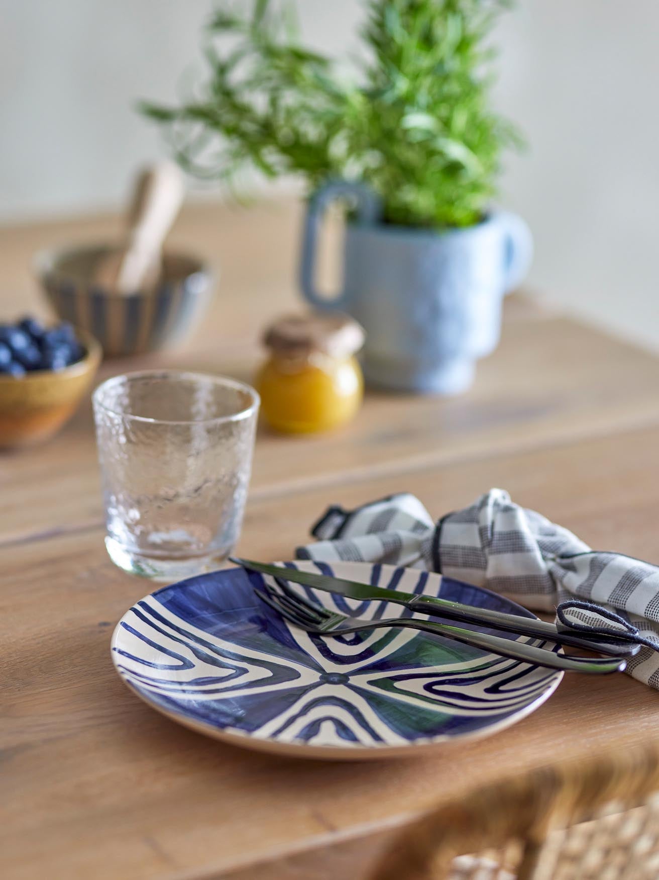 Eleganter Shama Teller aus blauem Steingut von Bloomingville, ideal für stilvolle Tischdekorationen und vielseitige Nutzung.