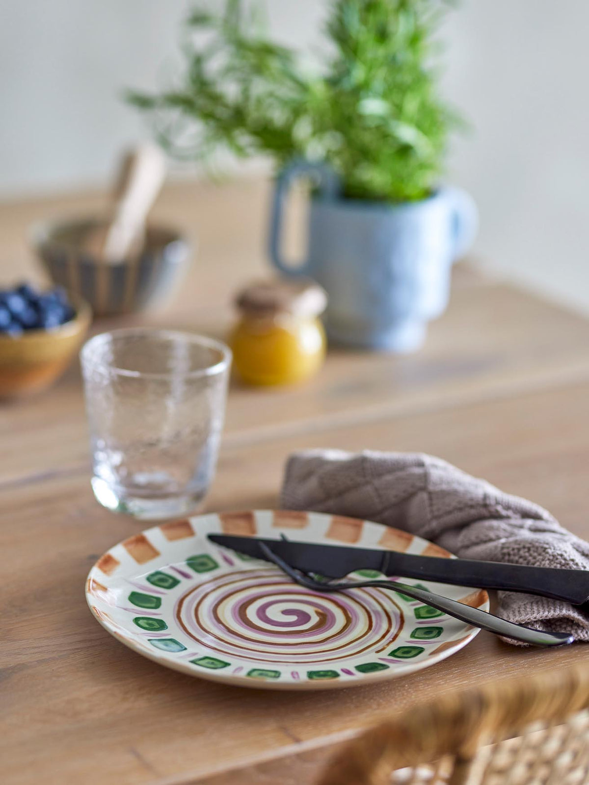Shama Teller, Grün, Steingut in Green präsentiert im Onlineshop von KAQTU Design AG. Teller ist von Bloomingville