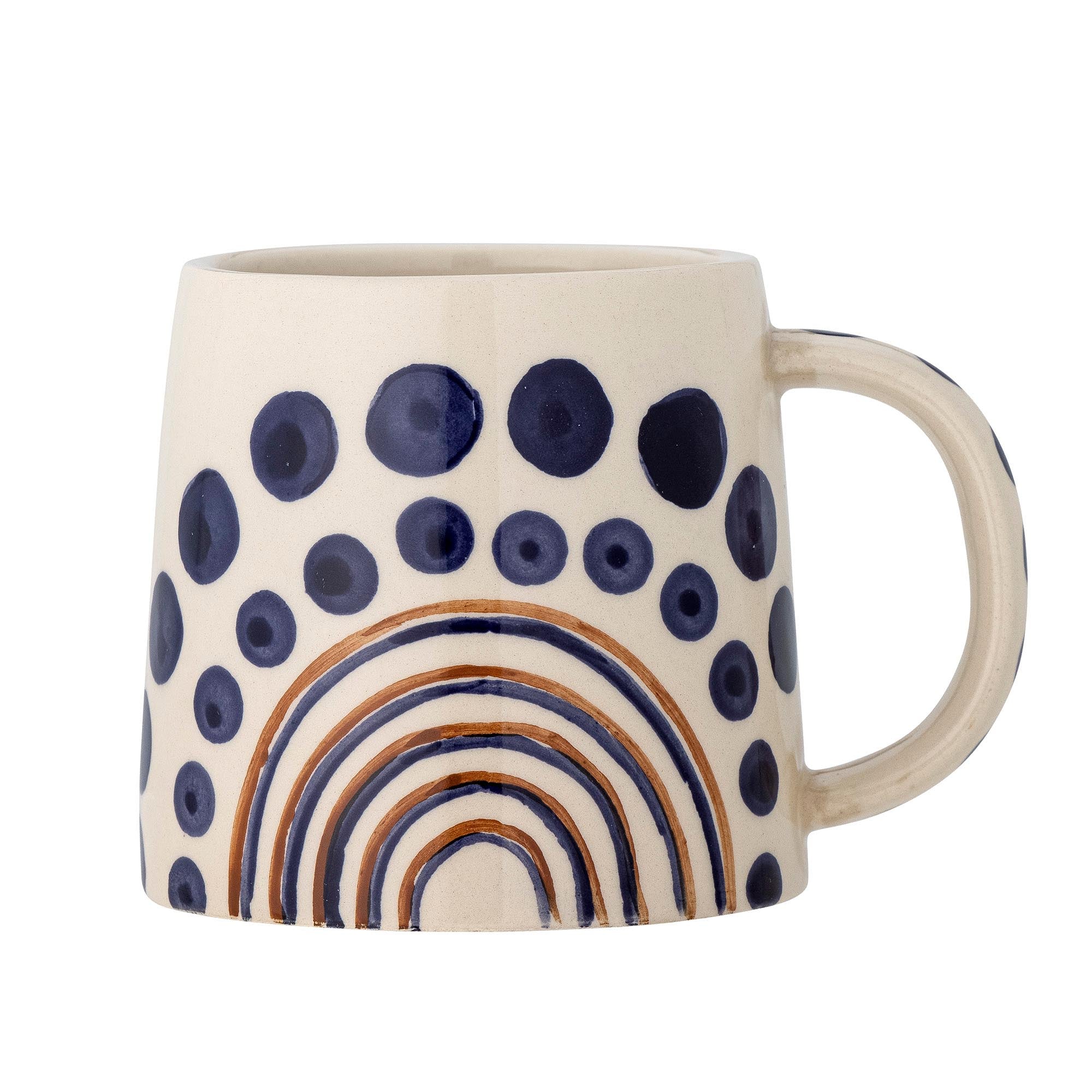 Entdecken Sie den handbemalten Shama Becher von Bloomingville aus robustem Steingut in lebendigen Orangetönen. Ideal für stilvolle Kaffeepausen!