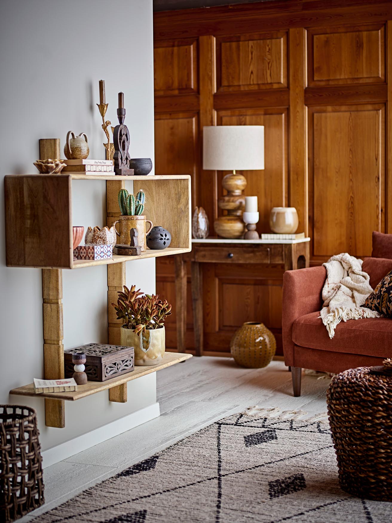 Der handgefertigte Elaya Blumentopf von Creative Collection in warmen Brauntönen bringt natürliche Eleganz in Ihr Zuhause und setzt Pflanzen perfekt in Szene.