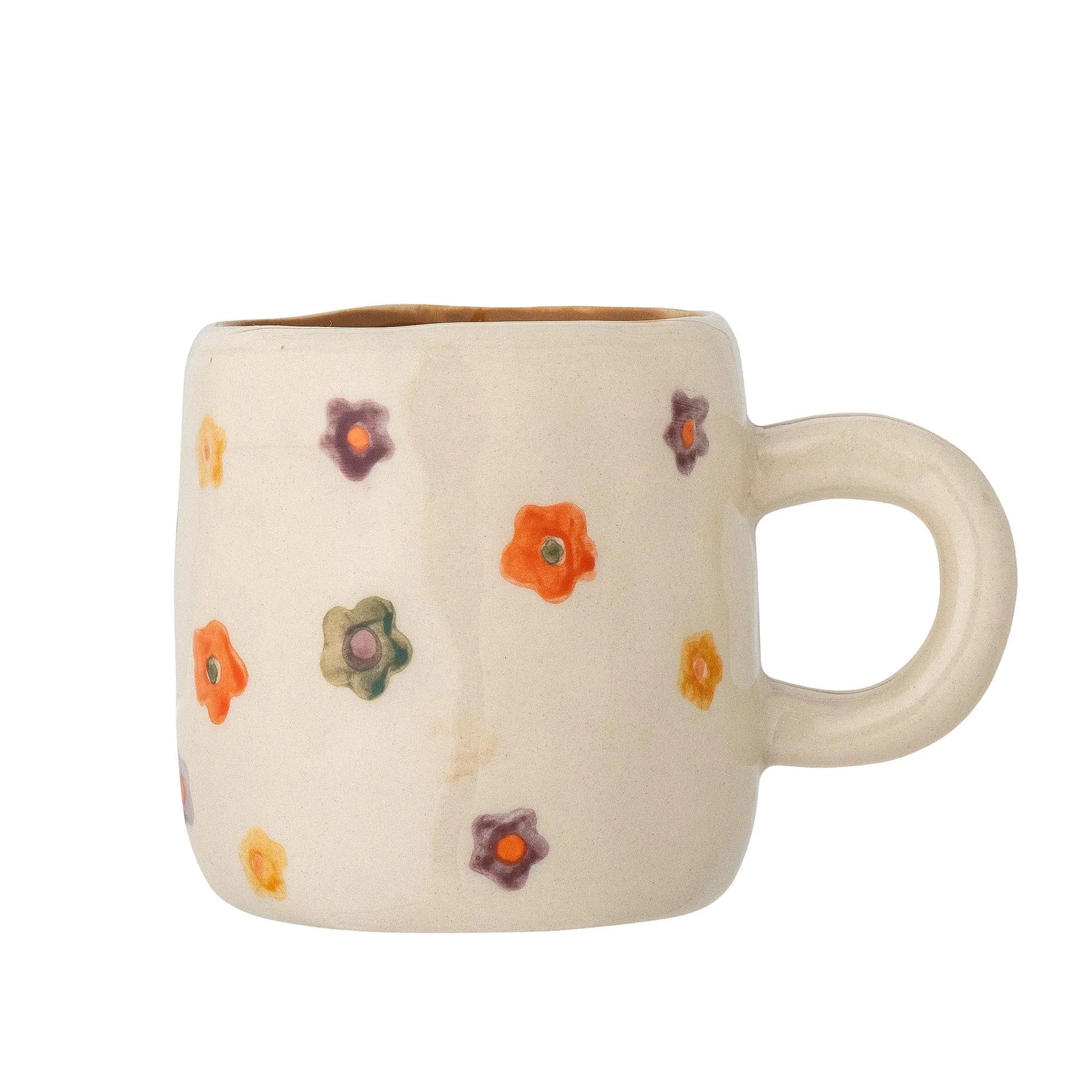 Die Addy Tasse aus Steingut von Bloomingville MINI: robust, hitzebeständig, mit handgemalten Blumen, perfekt für Kinderhände.