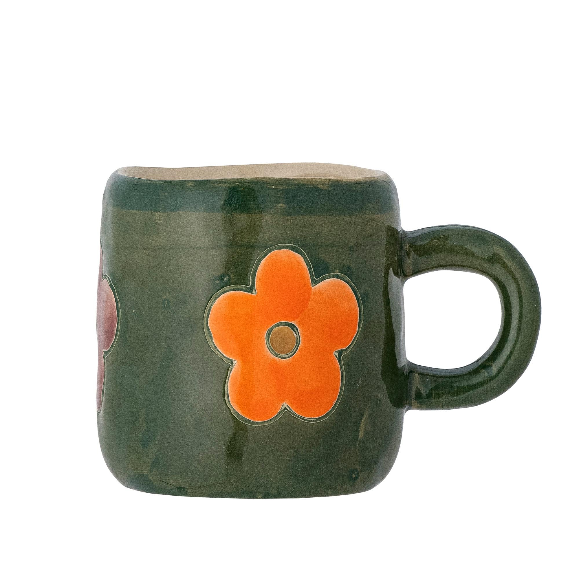 Addy Tasse von Bloomingville MINI: Dunkelgrünes Steingut, kindgerechte Grösse, farbenfrohe Blumenmuster, ideal für heisse Getränke.