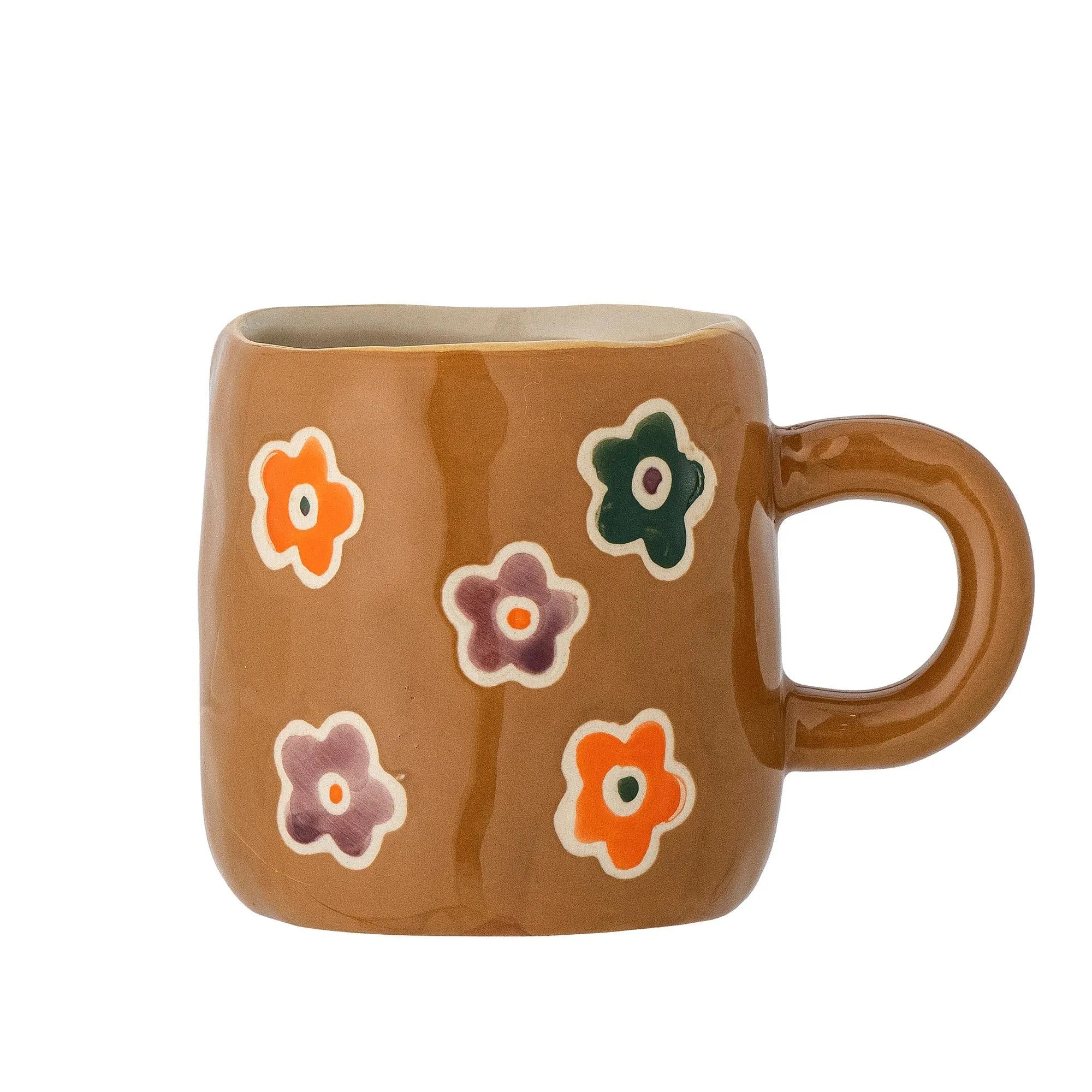 Die Addy Tasse von Bloomingville MINI: Robustes Steingut, farbenfrohe Blumenmuster, ideal für Kinder, spülmaschinenfest.