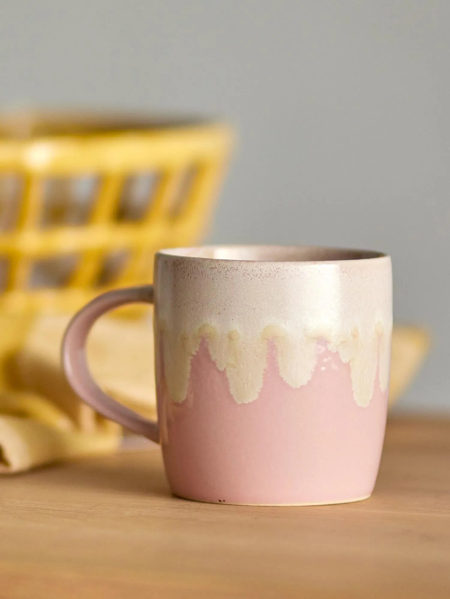 Die Louisa Tasse in zartem Rosa aus Steingut vereint Eleganz und Funktionalität für stilvolle Genussmomente.