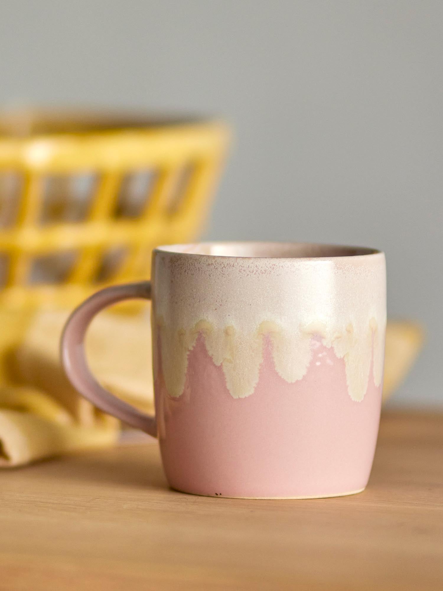 Die Louisa Tasse von Bloomingville aus Steingut in zartem Roséton ist stilvoll und ideal für Kaffee oder Tee.