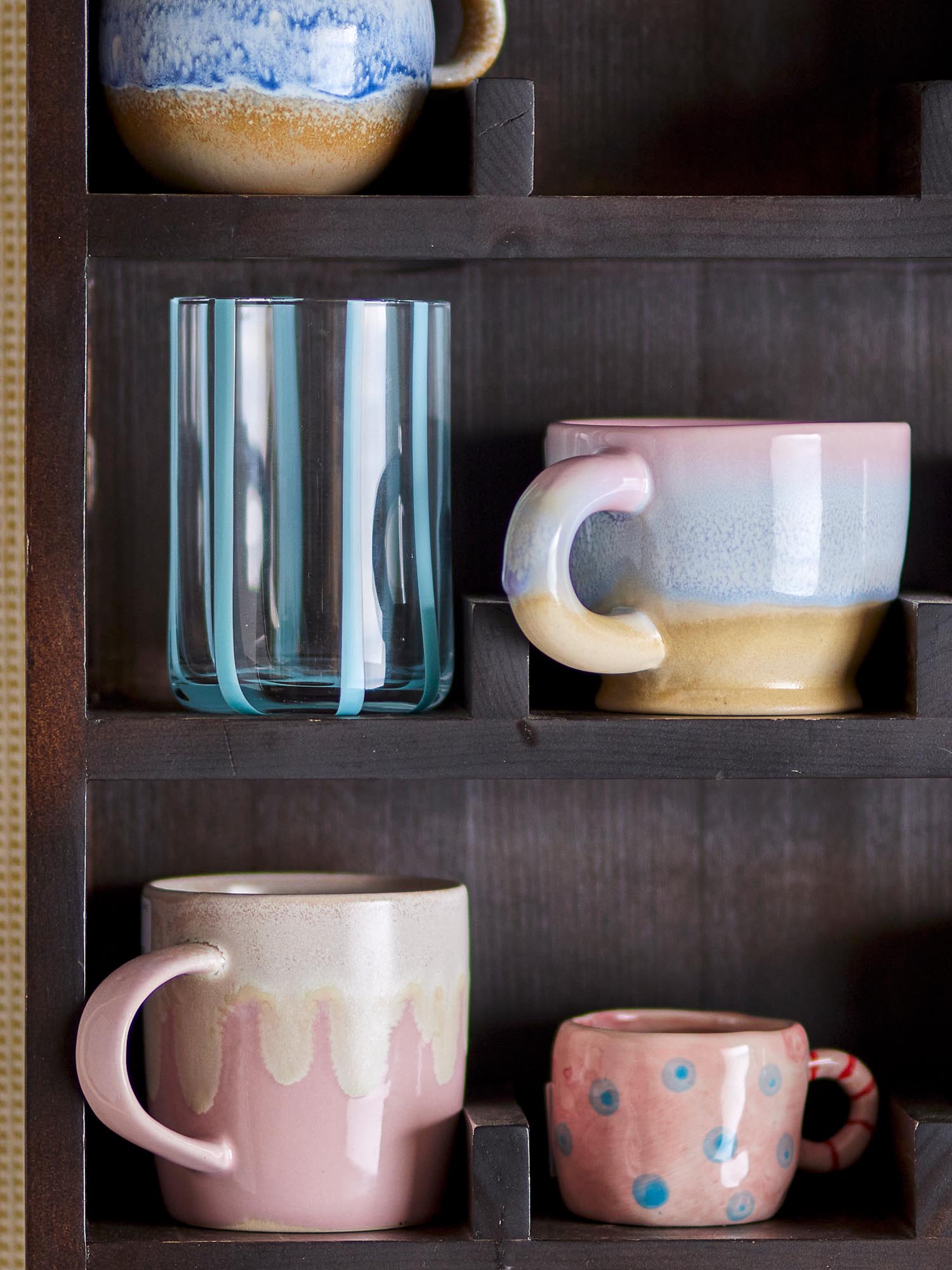 Die Louisa Tasse von Bloomingville, gefertigt aus Steingut in sanftem Rosé, ist perfekt für stilvollen Kaffeegenuss.
