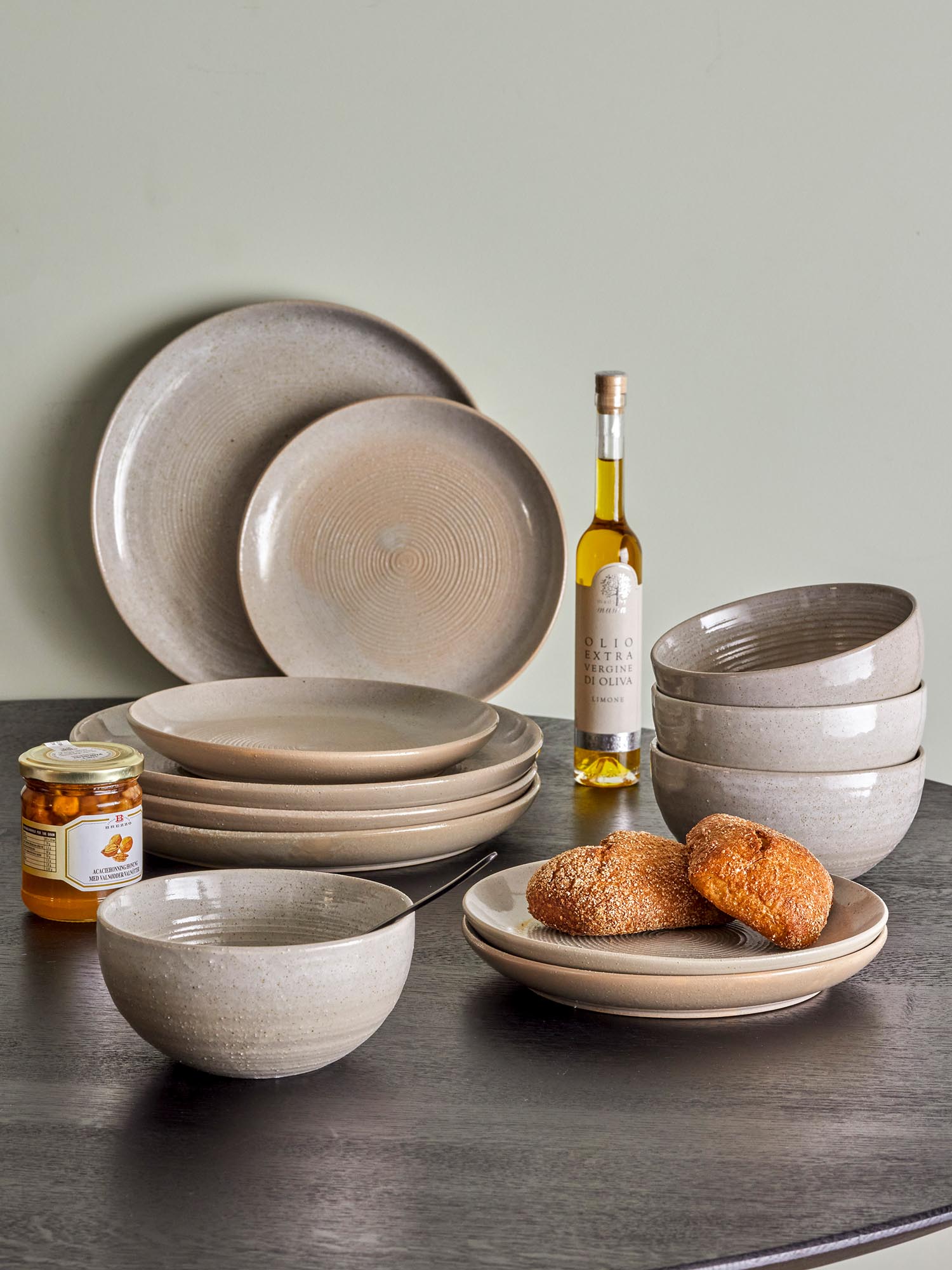 Elegantes Geschirrset aus Steingut in Taupe und Grau von Bloomingville, ideal für stilvolle Tischdekorationen.