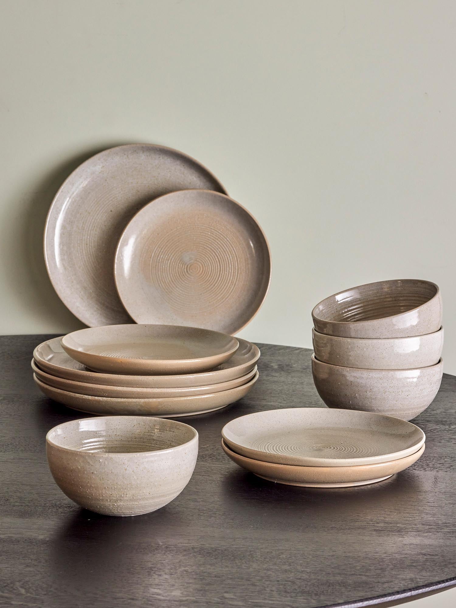 Modernes Steingut-Geschirrset in Taupe und Grau von Bloomingville, perfekt für elegante und zeitlose Tischarrangements.