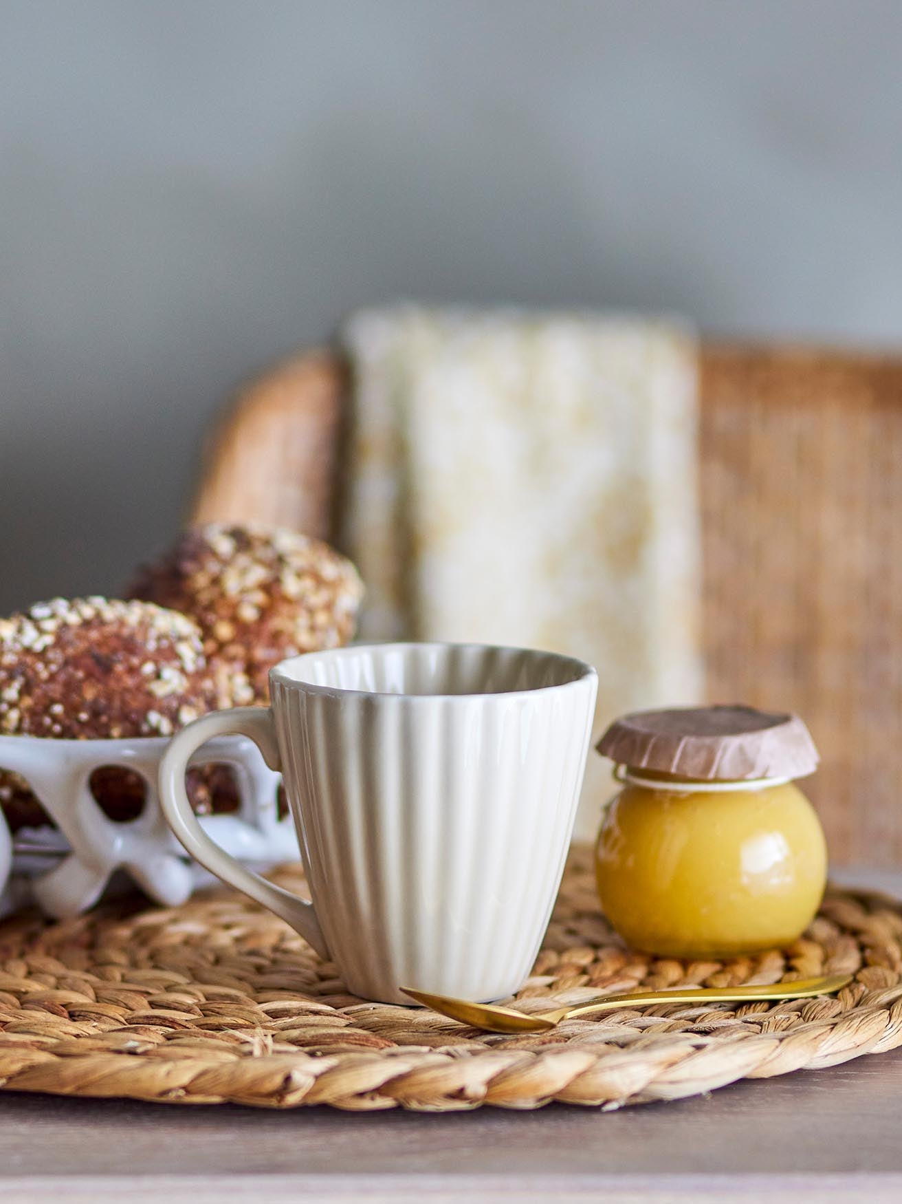 Latina Becher aus Steingut in Natur von Bloomingville, stilvoll & zeitlos.