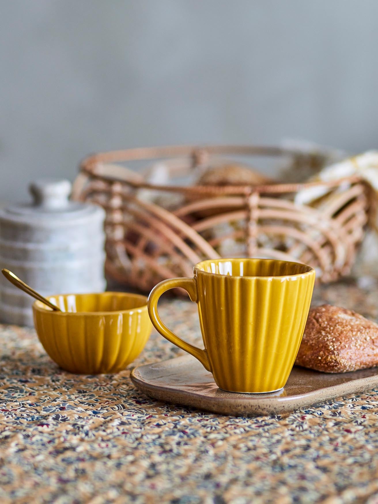 Entdecken Sie den Latina Becher von Bloomingville: Gelb, handgefertigt aus Steingut, ideal für jeden Anlass, spülmaschinenfest und einzigartig.