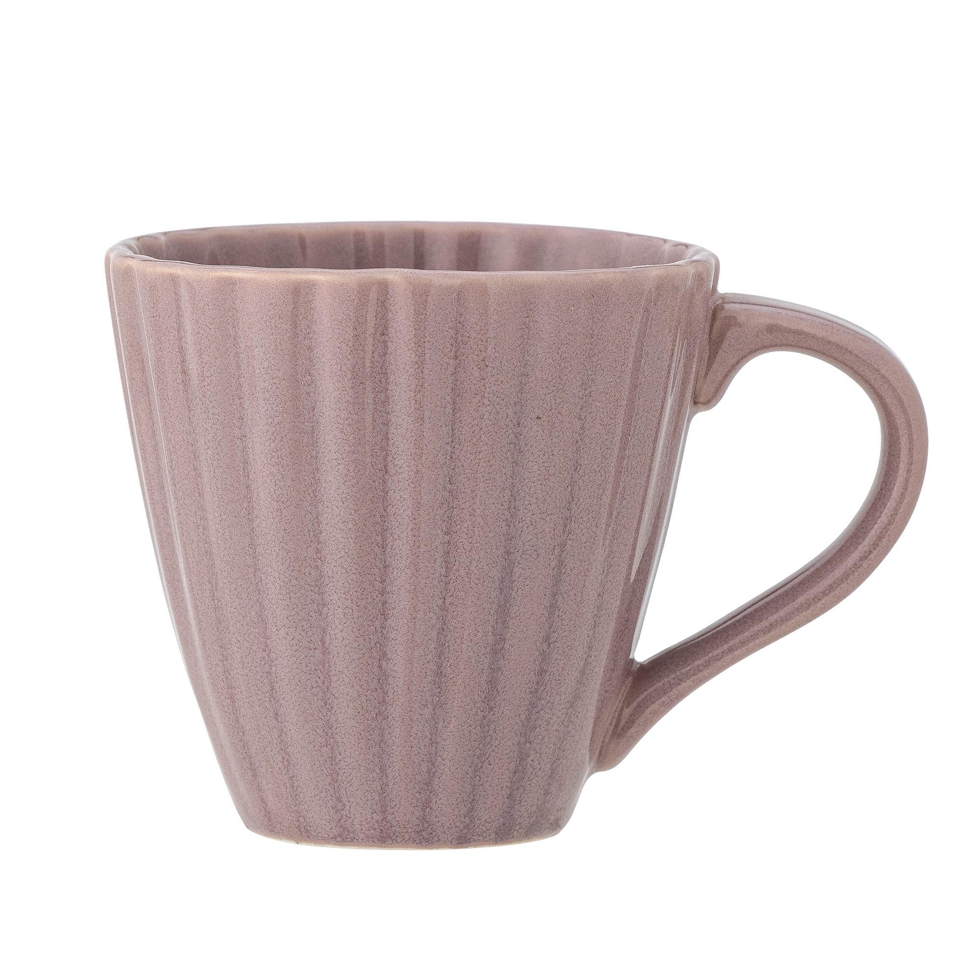 Latina Becher von Bloomingville: Elegantes Steingut in zartem Rosa, ideal für heisse und kalte Getränke. Einzigartiges Design für jeden Tisch.