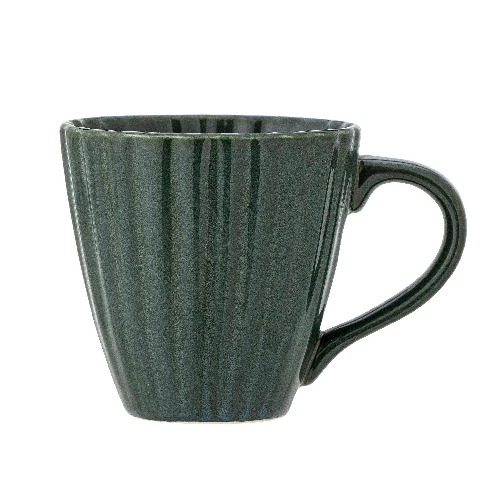 Eleganter grüner Latina Becher aus Steingut von Bloomingville, ideal für stilvollen Kaffeegenuss und modernes Geschirrdesign.