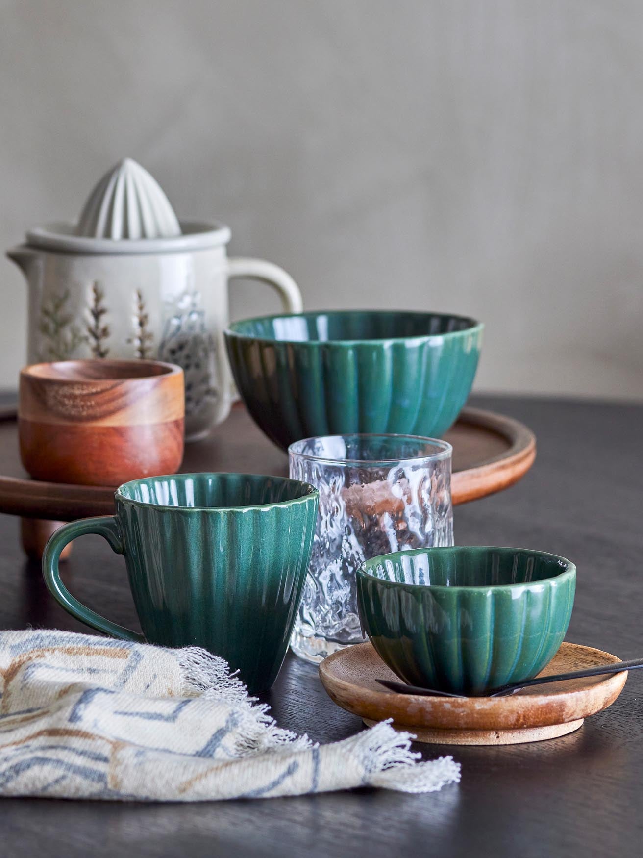Stilvoller grüner Latina Becher aus Steingut von Bloomingville, perfekt für modernen Kaffeegenuss und zeitgemäßes Geschirr.