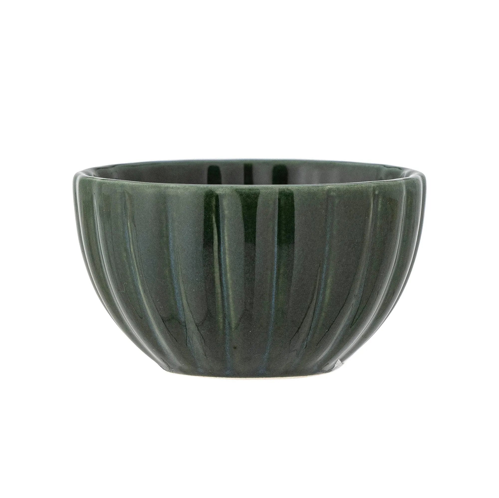 Elegante grüne Steingutschale von Bloomingville, ideal für Salate und Snacks, bringt frischen Stil auf Ihren Tisch.