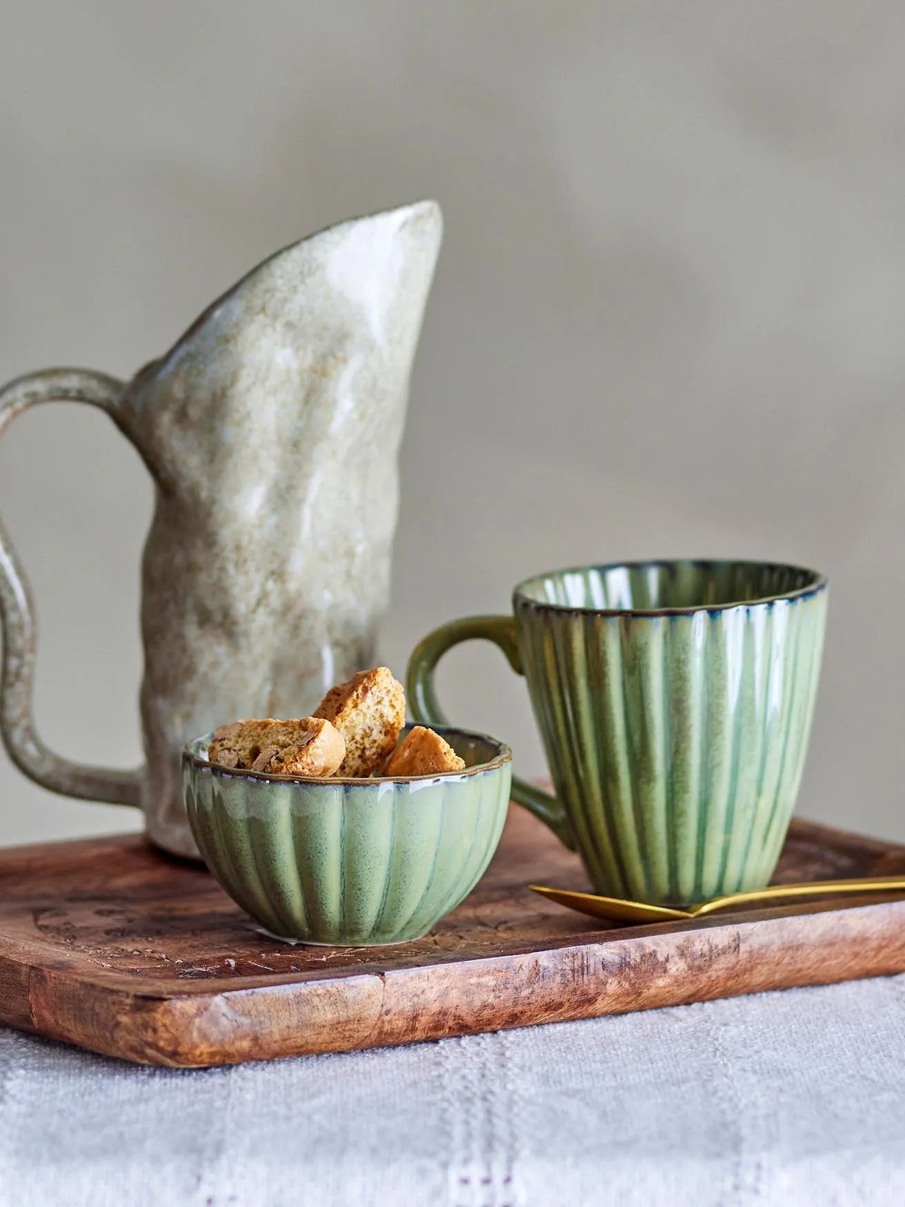 Elegante grüne Steingutschale von Bloomingville, ideal für Salate und Snacks, bringt frischen Stil auf Ihren Tisch.