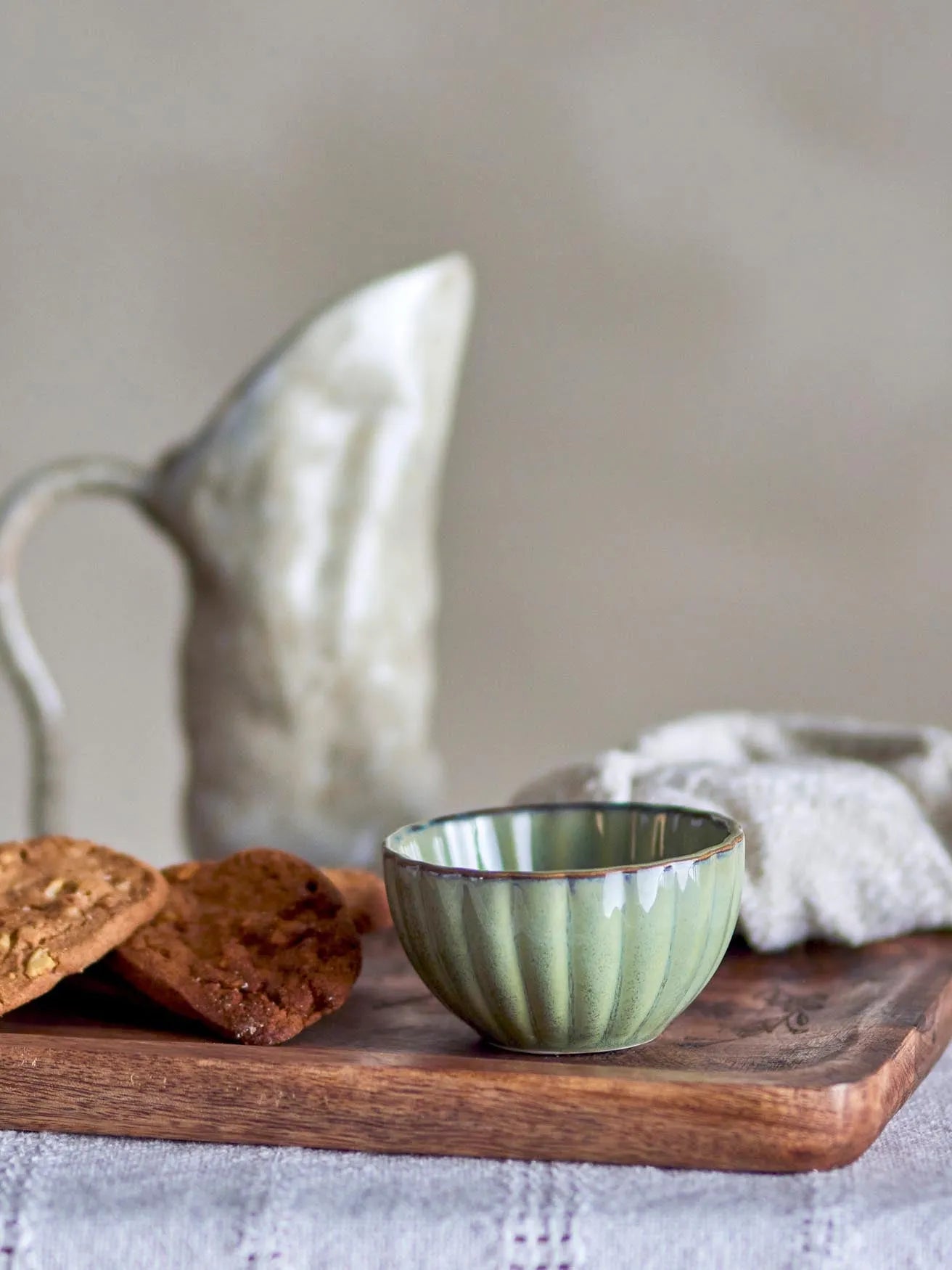 Elegante grüne Steingutschale von Bloomingville, ideal für Salate und Snacks, bringt frischen Stil auf Ihren Tisch.