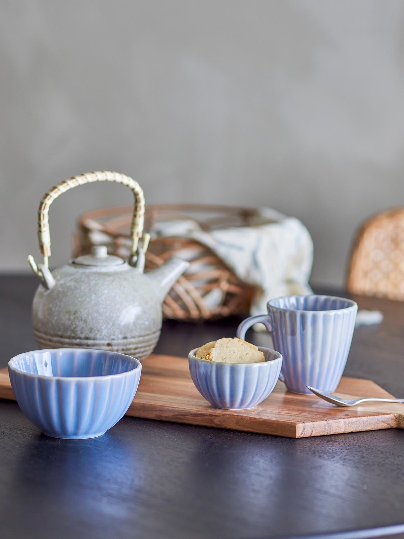 Eleganter Latina Becher aus Steingut in Blau von Bloomingville, ideal für stilvolle Momente und ein modernes Tischambiente.