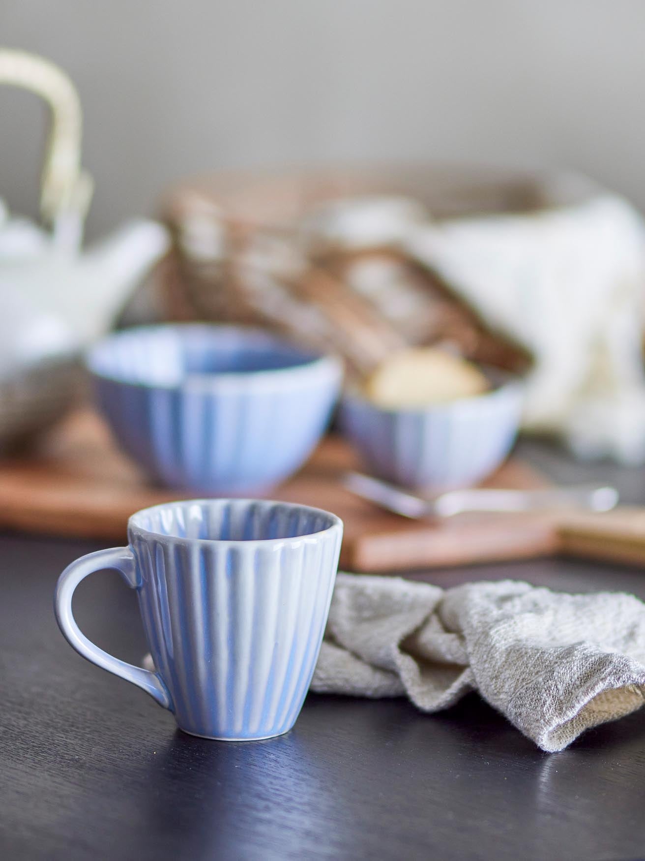 Der Latina Becher in Blau von Bloomingville: Handgefertigtes Steingut, spülmaschinenfest, 300 ml, ideal für Kaffee oder Desserts.