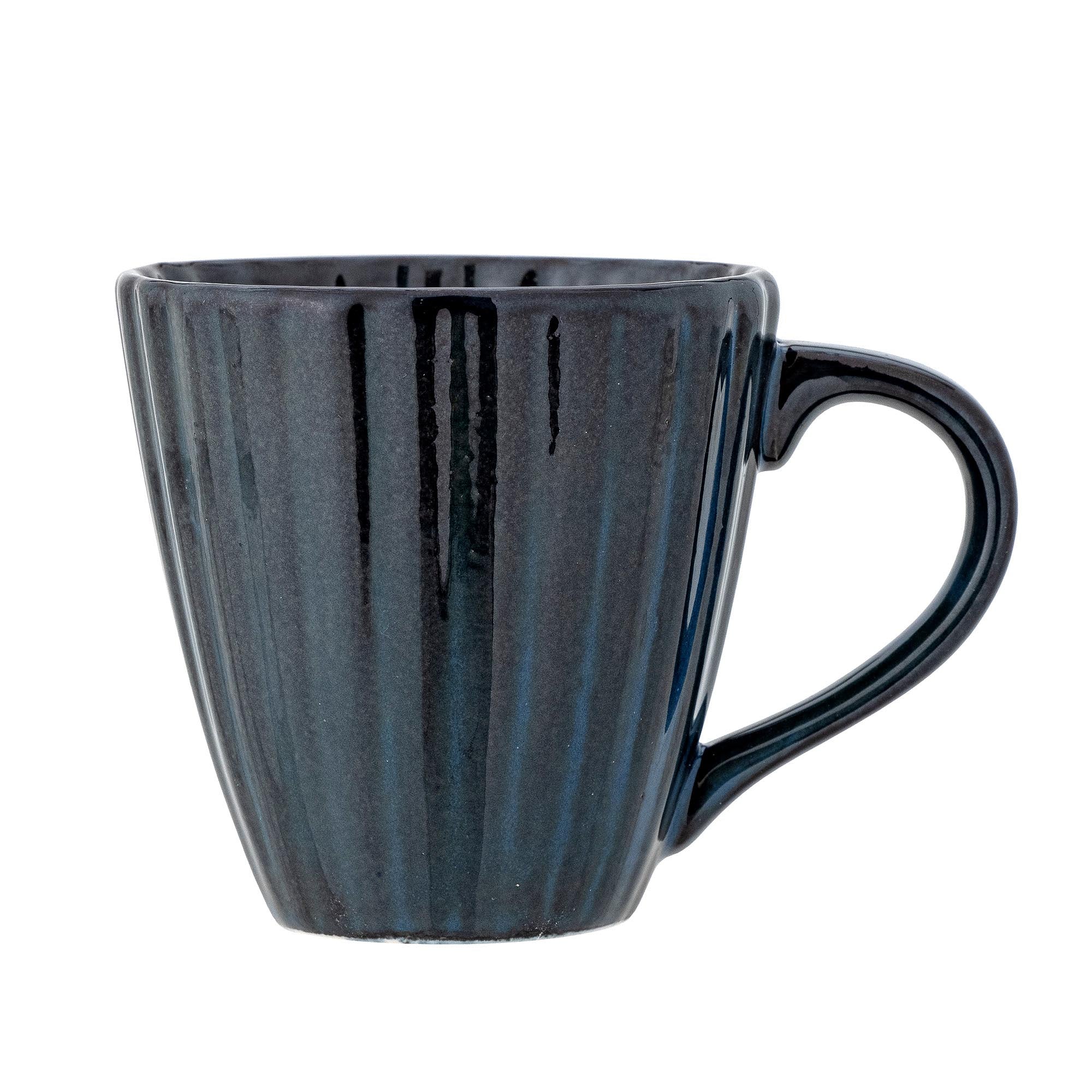 Eleganter Latina Becher aus Steingut in Blau von Bloomingville, ideal für stilvolle Momente und ein modernes Tischambiente.