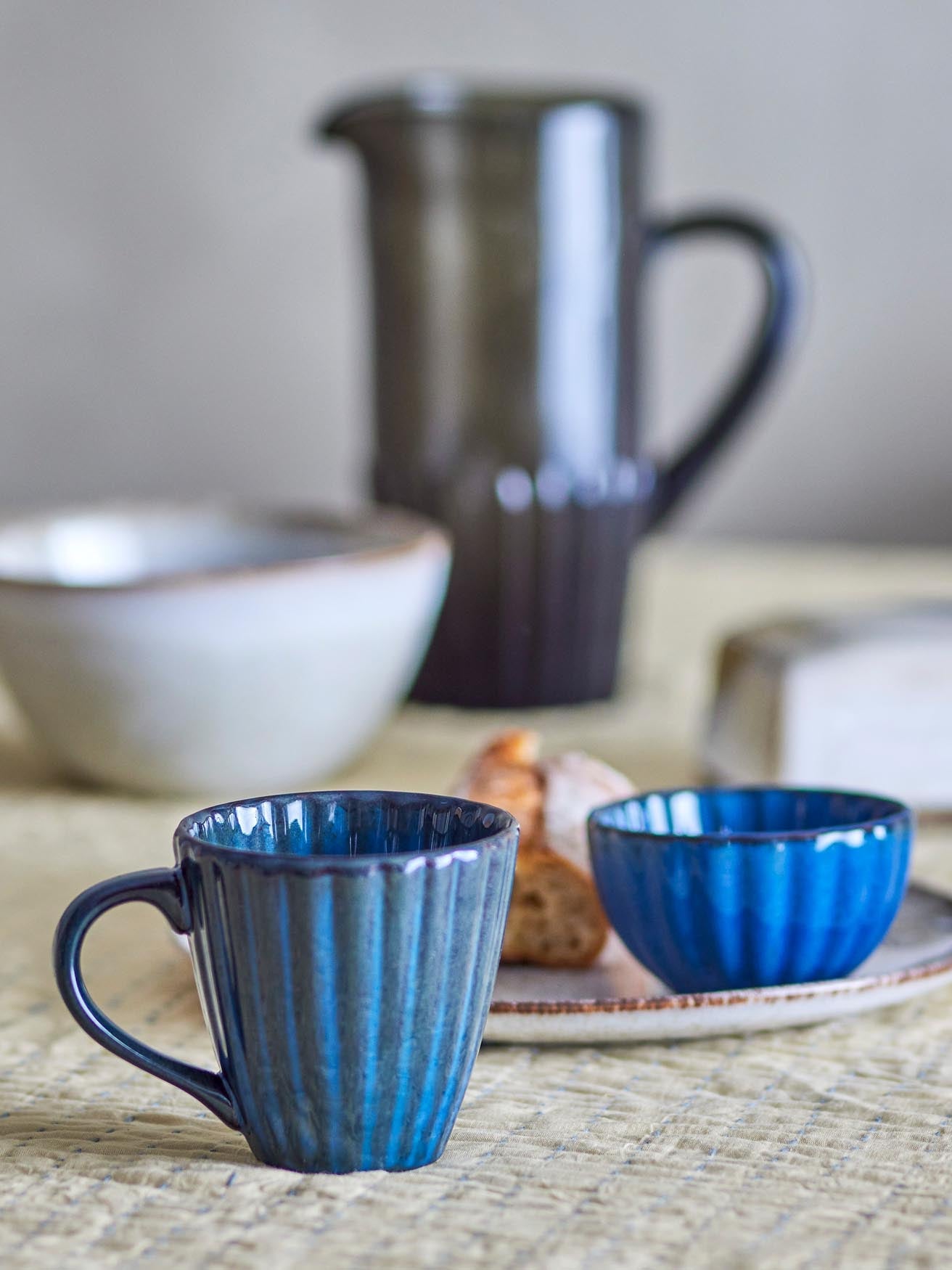 Latina Becher aus blauem Steingut von Bloomingville, perfekt für stilvolle Getränke und ein modernes Tischdesign.