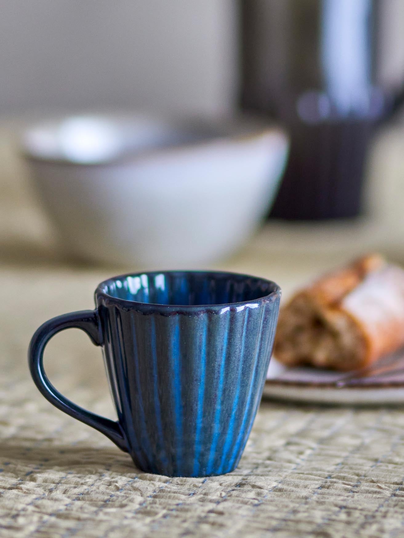 Eleganter Latina Becher aus blauem Steingut von Bloomingville, ideal für moderne Tischdekoration und stilvollen Genuss.
