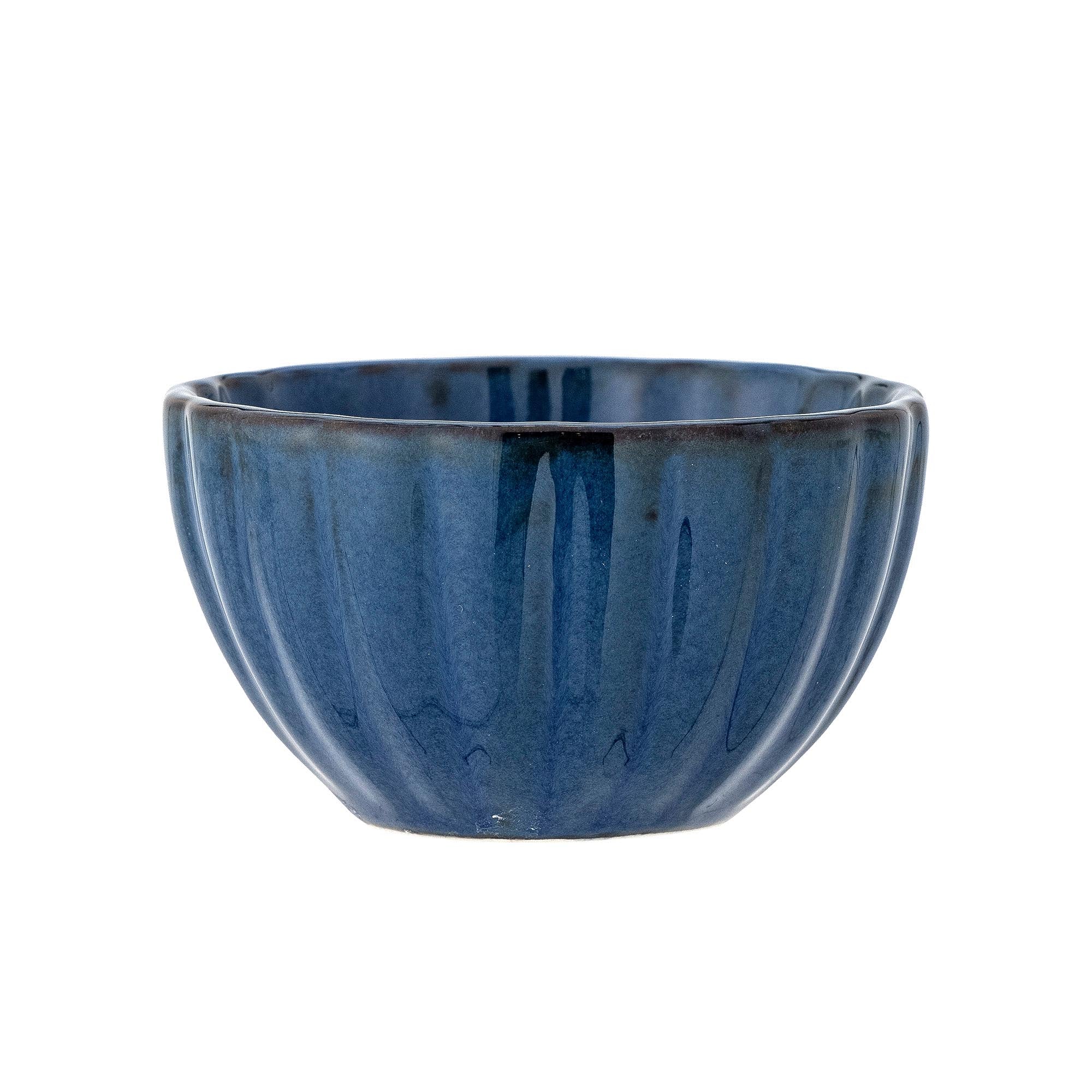 Die Latina Schale von Bloomingville aus blauem Steingut besticht durch ihr stilvolles Design und ihre hochwertige Verarbeitung.
