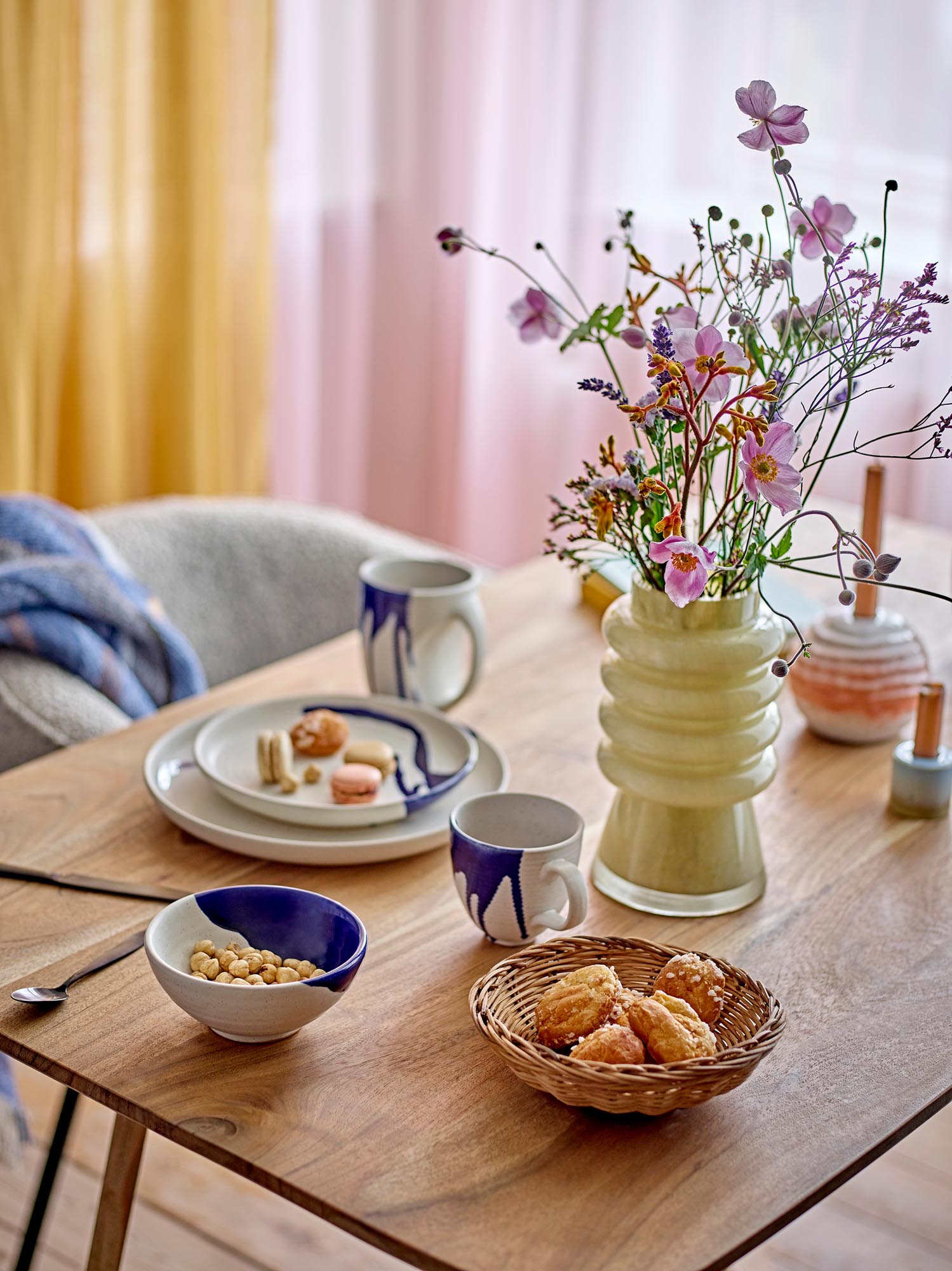 Die Okayama Schale von Bloomingville aus Steingut in Blau besticht durch ihr stilvolles Design und ihre hochwertige Verarbeitung.