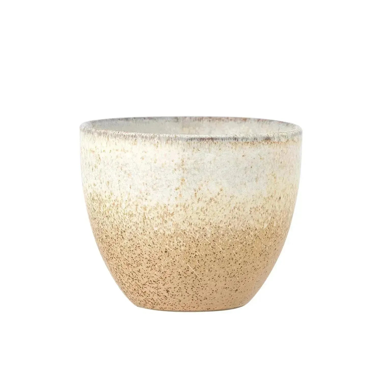 Die Paula Tasse von Bloomingville: Skandinavische Eleganz aus Steingut, ohne Henkel, in sanften Naturtönen, ideal für stilvollen Genuss.