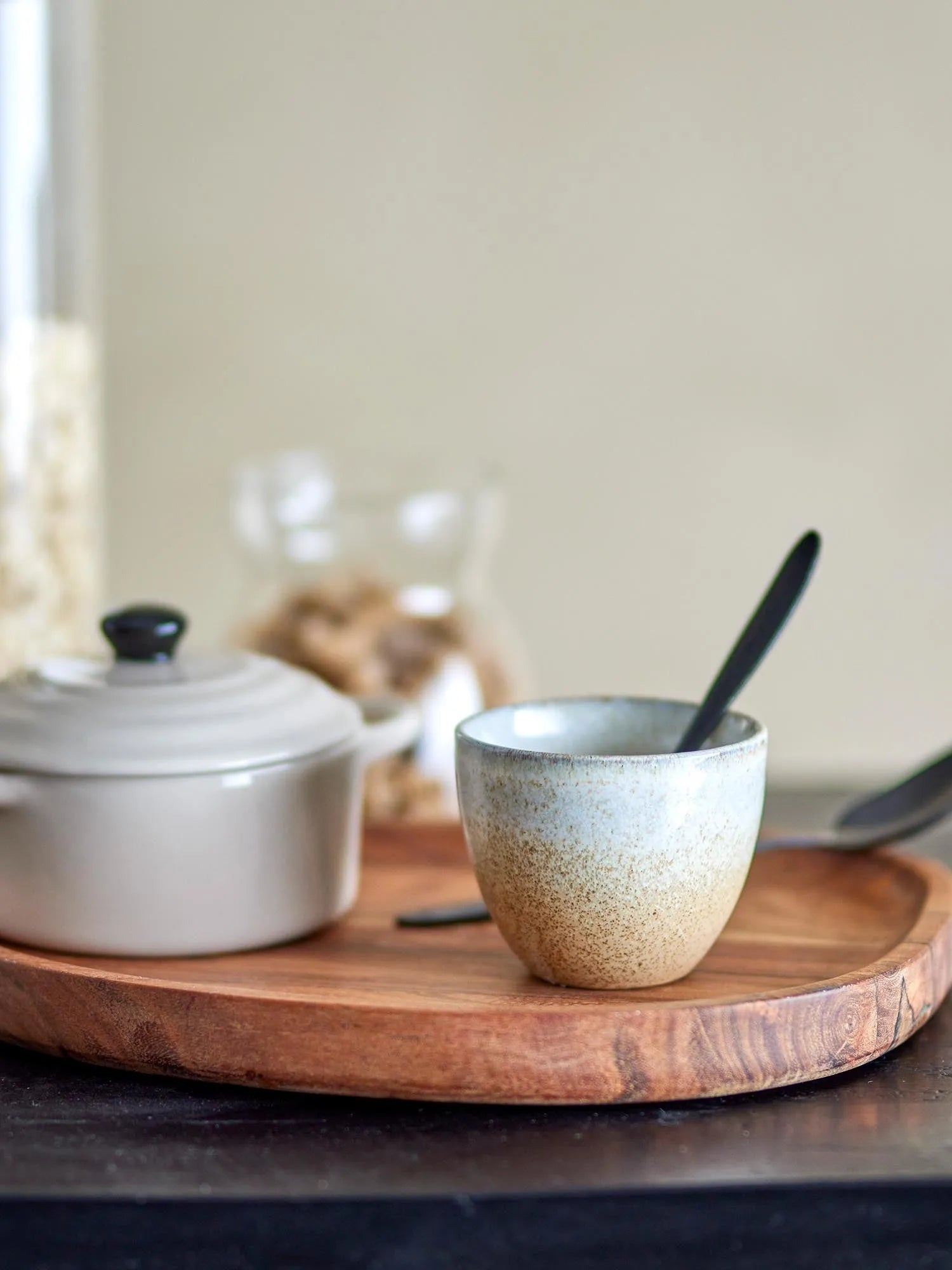 Die Paula Tasse von Bloomingville aus Steingut in Naturtönen ist stilvoll und ideal für Kaffee oder Tee.