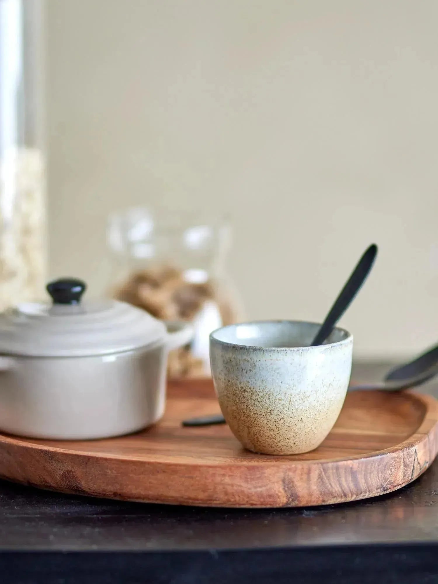 Die Paula Tasse von Bloomingville aus Steingut in Naturtönen ist stilvoll und ideal für Kaffee oder Tee.