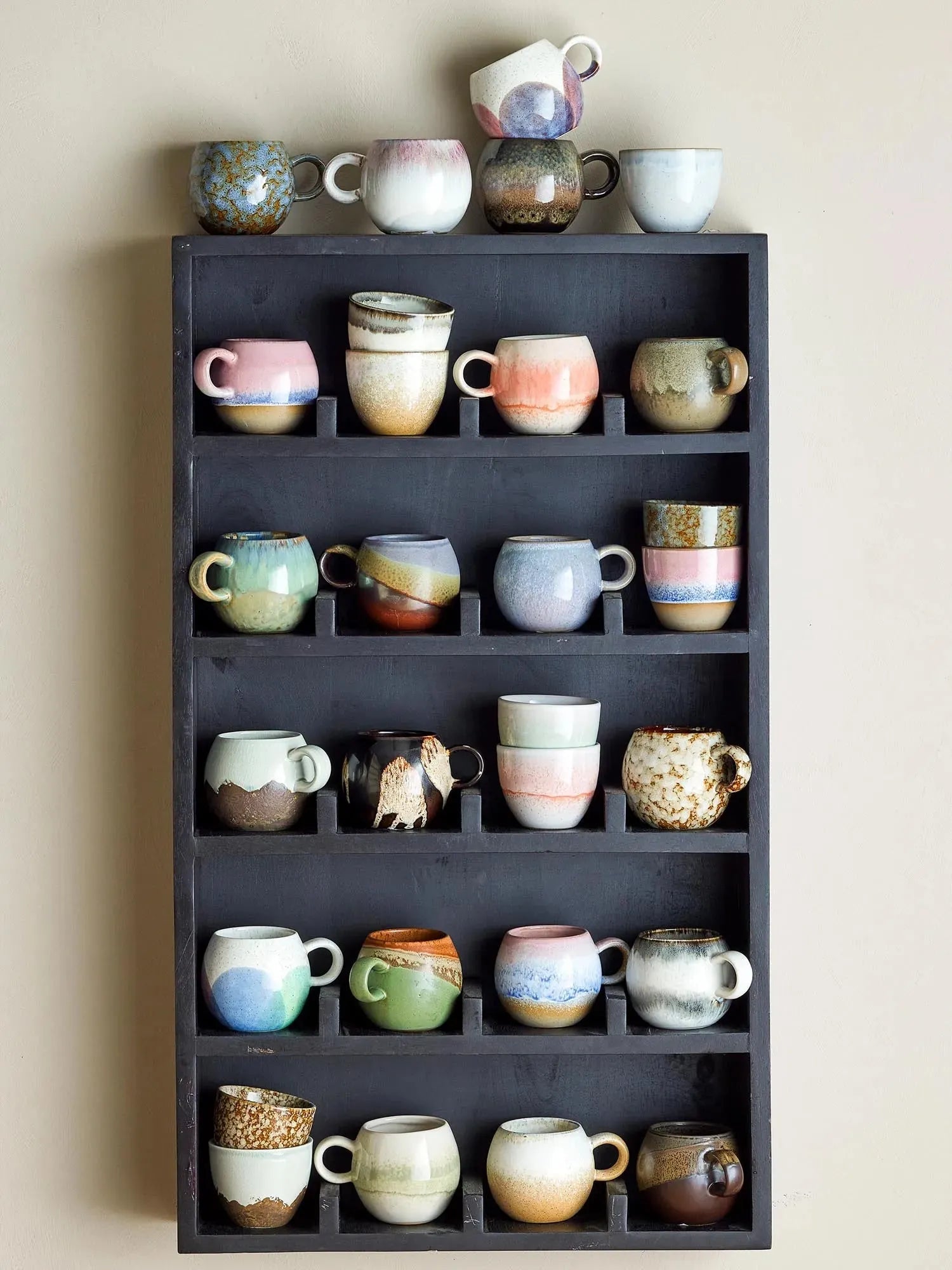 Die Paula Tasse von Bloomingville aus Steingut in Naturtönen bietet eleganten Stil für Kaffee- oder Teemomente.