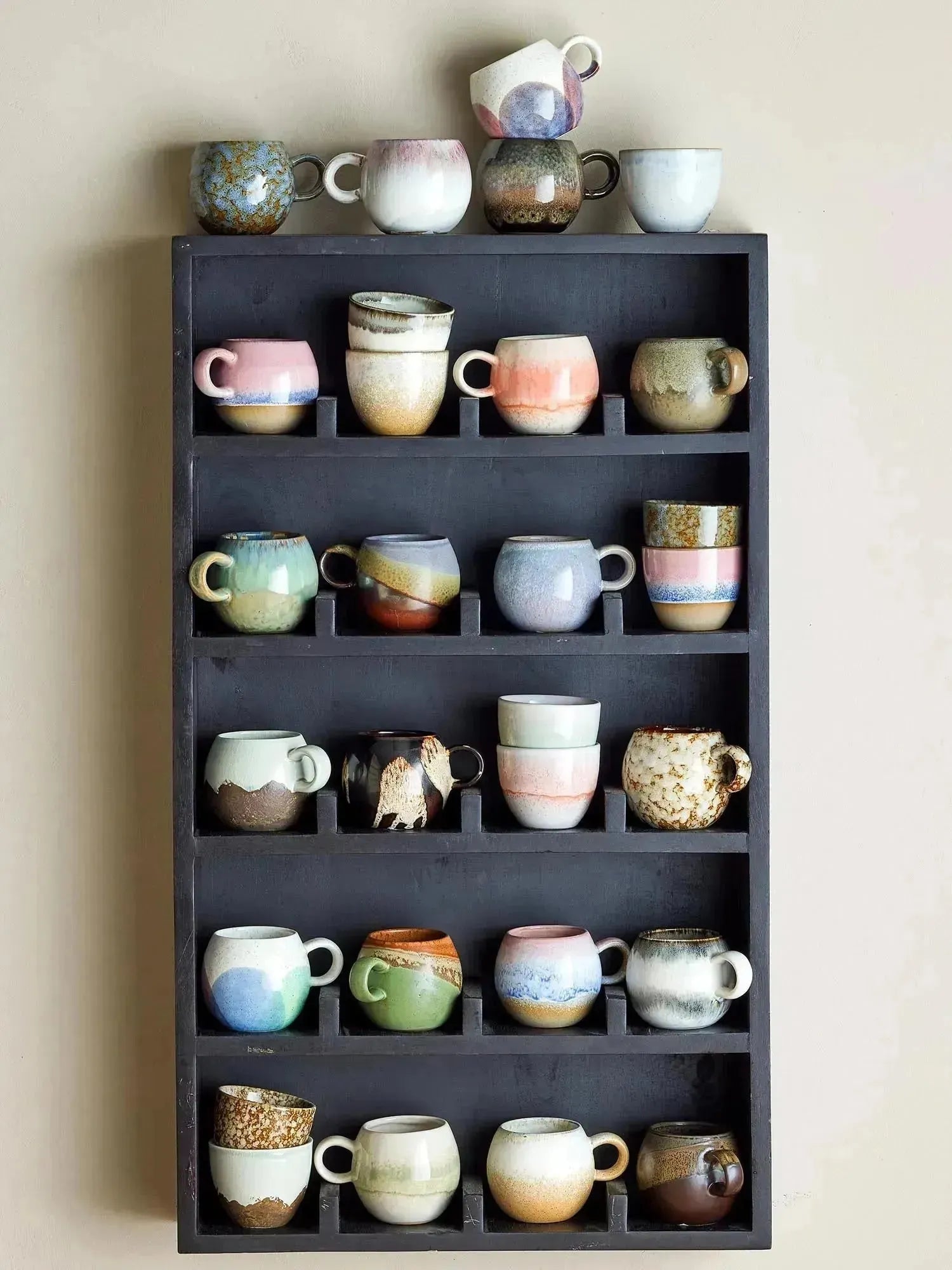 Die Paula Tasse von Bloomingville aus Steingut in Naturtönen bietet eleganten Stil für Kaffee- oder Teemomente.