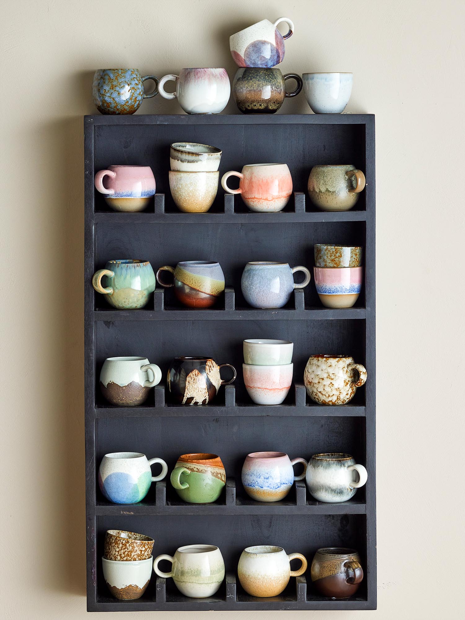 Die Bloomingville Paula Tasse in Grau aus Steingut besticht durch ihr minimalistisches Design und hochwertige skandinavische Handwerkskunst.