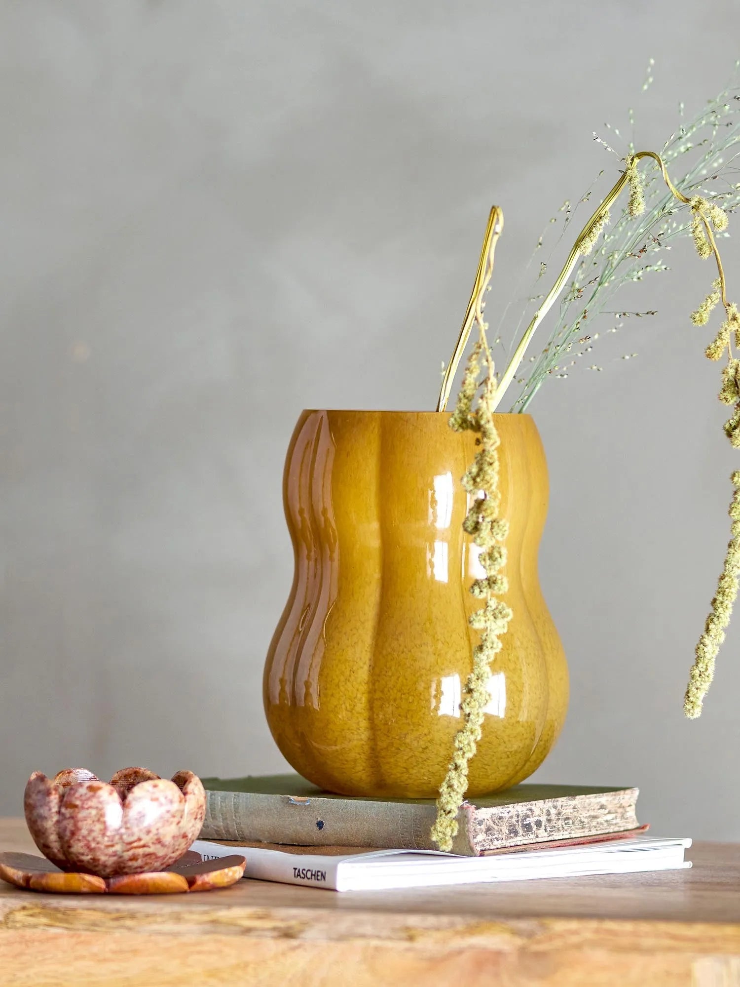 Die Pumpkin Vase aus Glas in warmem Gelb verleiht jedem Raum Eleganz und bringt Blumenarrangements zum Strahlen.