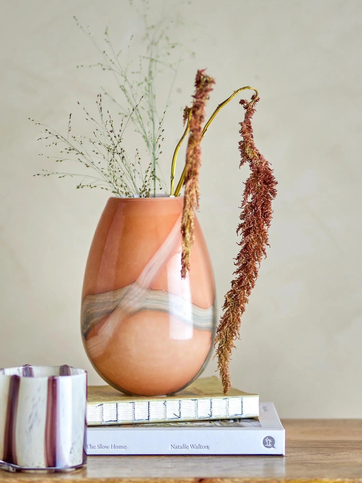 Die Shawl Vase von Bloomingville: Ein mundgeblasenes, orangefarbenes Glaskunstwerk, das Eleganz und Stil in jeden Raum bringt.