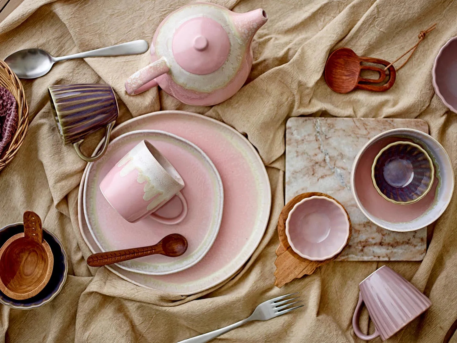 Elegante rosa Teekanne aus Steingut, die Wärme speichert und mit einzigartiger Glasur jedes Teetrinken verschönert.