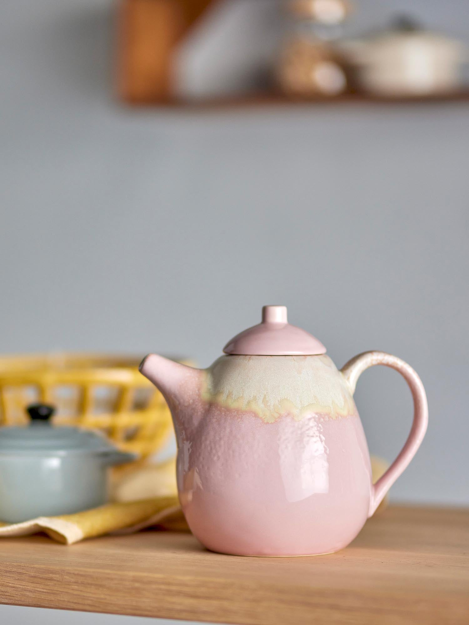 Die Louisa Teekanne von Bloomingville aus Steingut in zartem Roséton ist ein stilvolles Accessoire für Teeliebhaber.