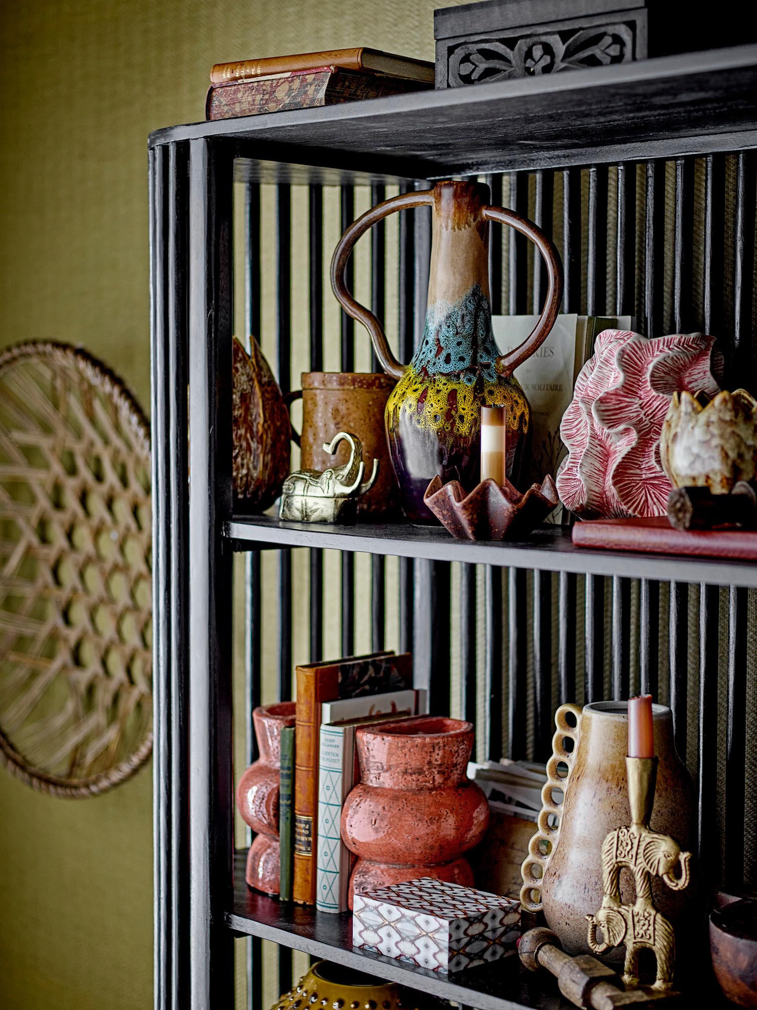 Die Souri Vase aus braunem Steingut von Creative Collection besticht durch ihr elegantes Design und hochwertige Verarbeitung.