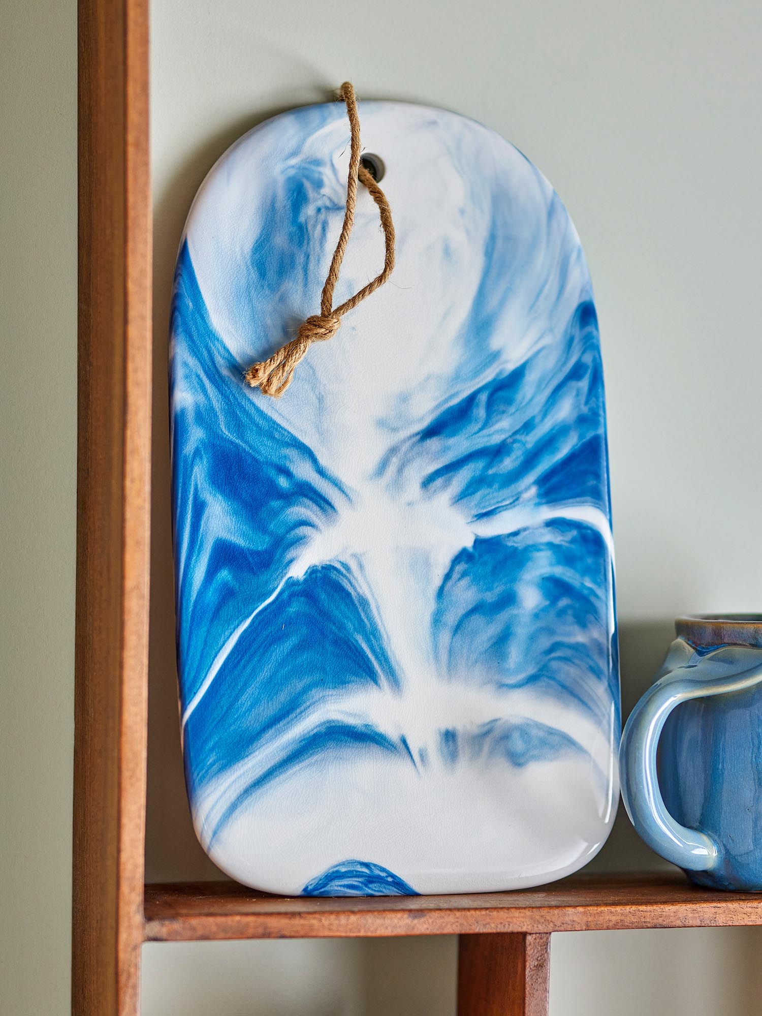 Das Aiden Schneidebrett aus Steingut in Blau ist ein stilvolles, robustes Küchenaccessoire mit einzigartiger Glasur.