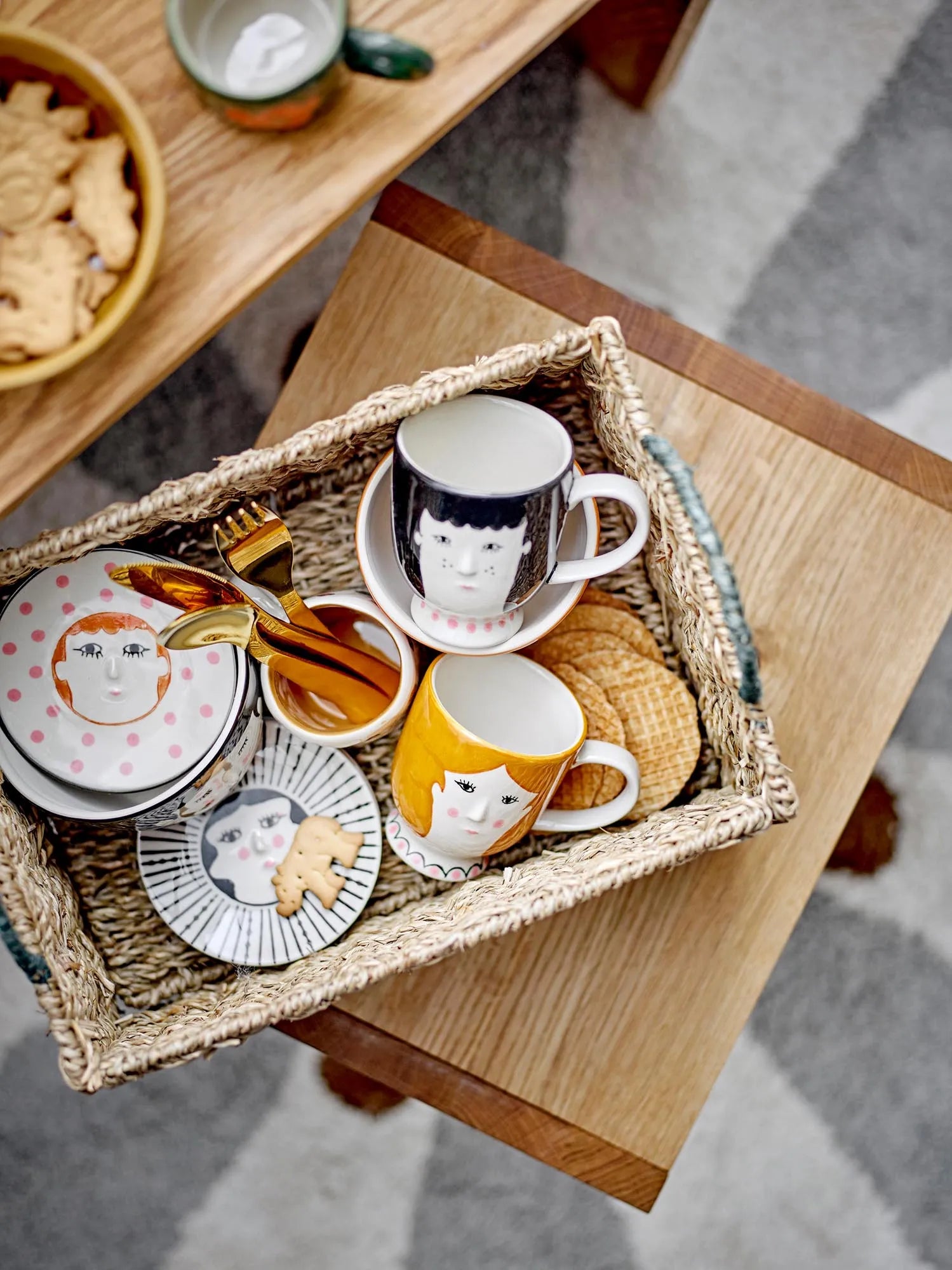 Die Jaya Tasse: Handbemaltes Steingut in leuchtendem Orange, einzigartig und langlebig, ideal für warme Getränke.