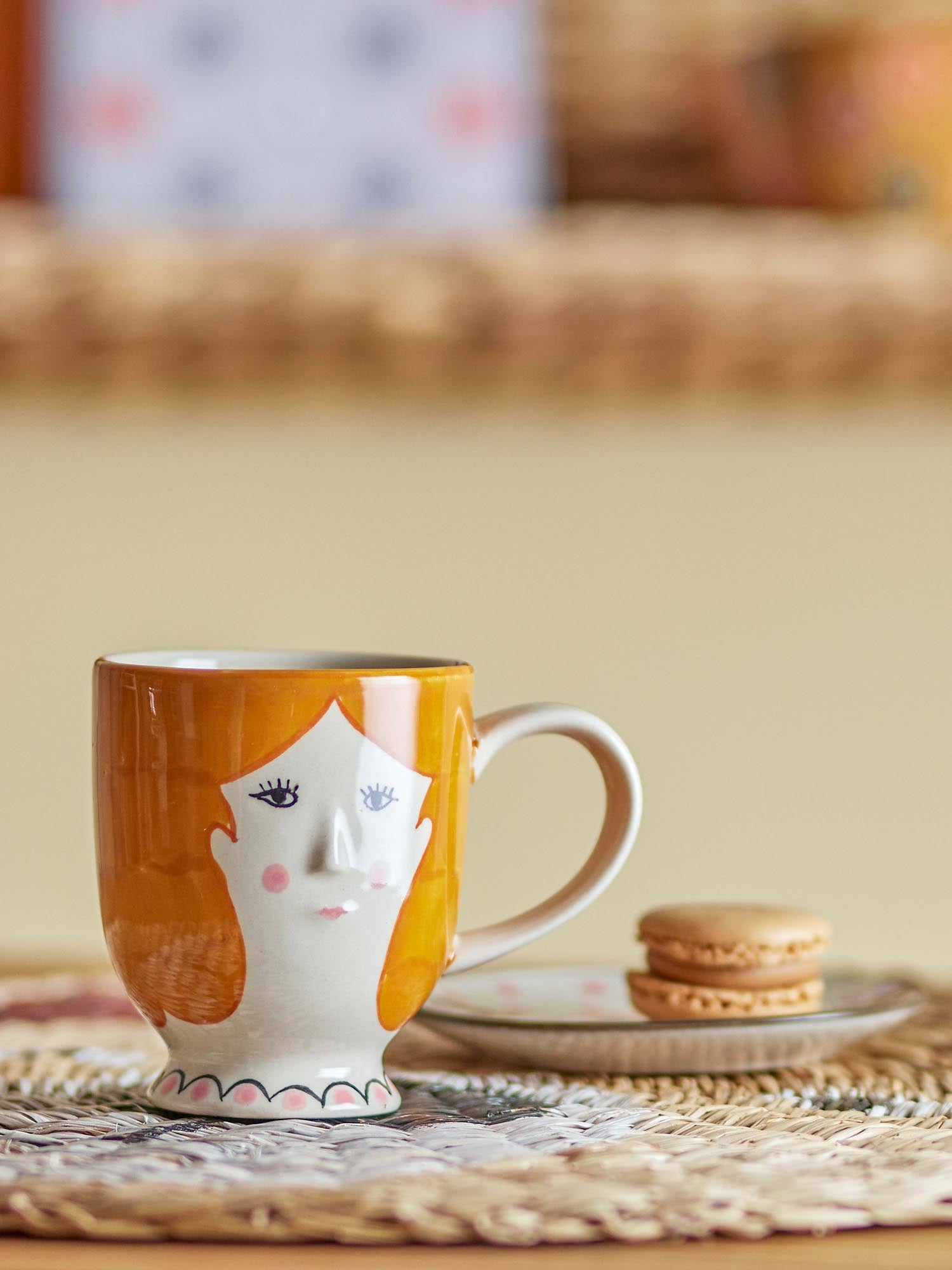 Die Jaya Tasse in Orange von Bloomingville Mini aus Steingut ist perfekt für Kinder, robust und stilvoll für den Alltag.