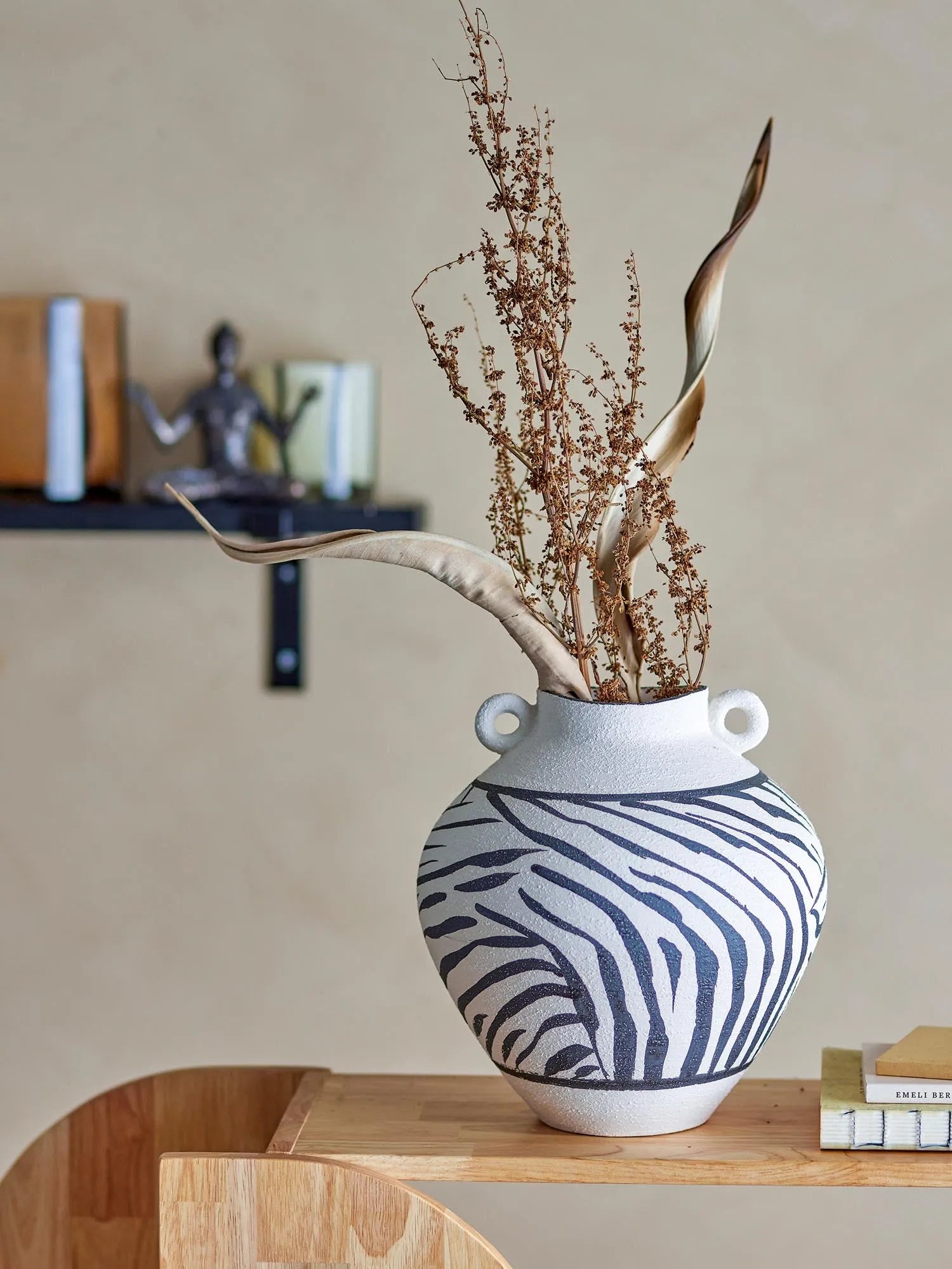 Die Togo Vase von Bloomingville: Skandinavische Eleganz aus schwarzem Steingut mit handbemalten Mustern, ein zeitloses Kunstwerk.