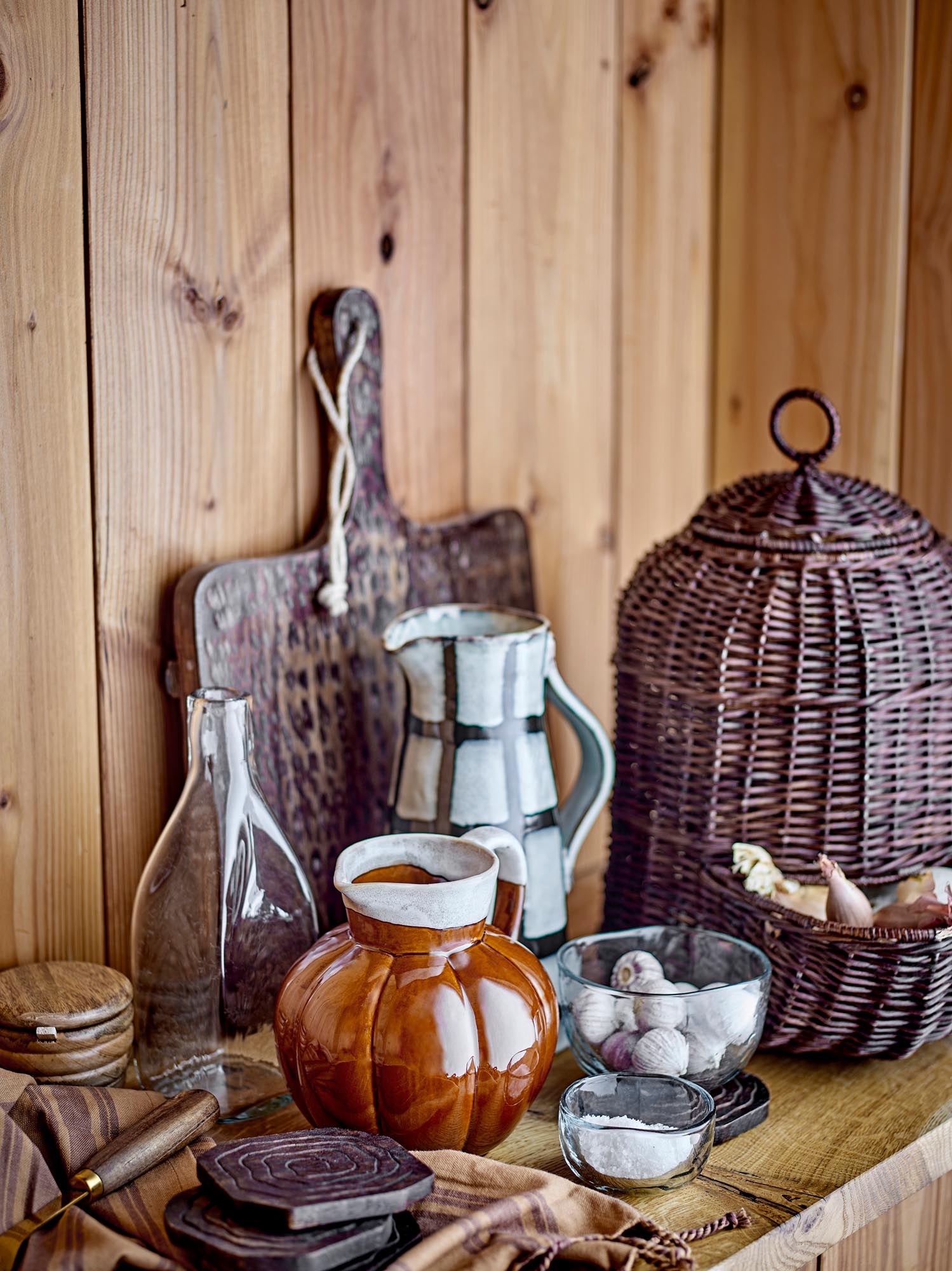 Der Luvin Krug aus braunem Steingut vereint rustikale Eleganz mit Funktionalität, ideal als Gefäss oder stilvolle Vase.