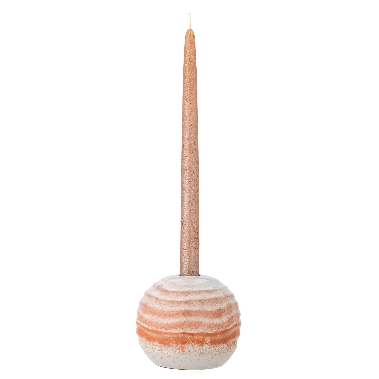 Der Paula Kerzenhalter aus orangefarbenem Steingut von Bloomingville vereint modernes Design mit warmem, skandinavischem Charme.